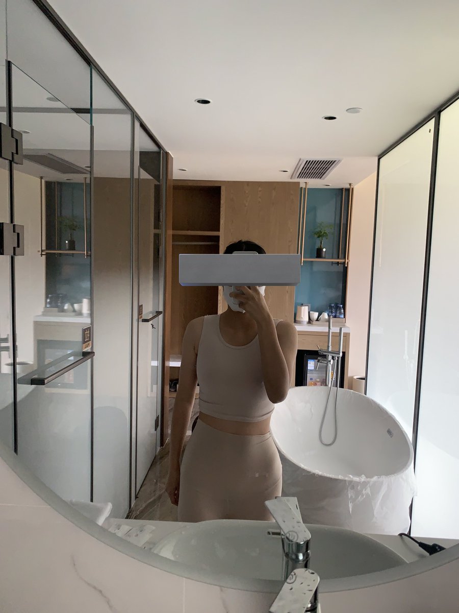 以后这号就只更我的真实无修反差系列了，过门槛可以看到全新全无码的反差照片和各种视频，还可以加微信聊天看朋友圈以及定制和1v1等等。

我的反差日记(6)
@MaecMax｜@GnewHome
@WaecMax｜@SnewHome
@DaecMax｜@QnewHome
@GaecMax｜@DnewHome https://t.co/TkC09uCgIi