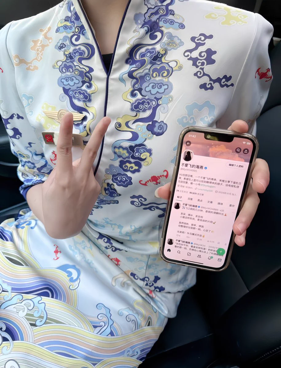 空姐是怎么应对夏天的呢，简单来说就是真空穿丝袜…

不过往往丝袜的裆部泥泞一片，一下飞机就想脱下来。终于可以透透气了，很舒服～

这个姿势很适合有人跪在前面舔舔吧，有想试试的粉丝吗 https://t.co/l6jWTDXQhQ