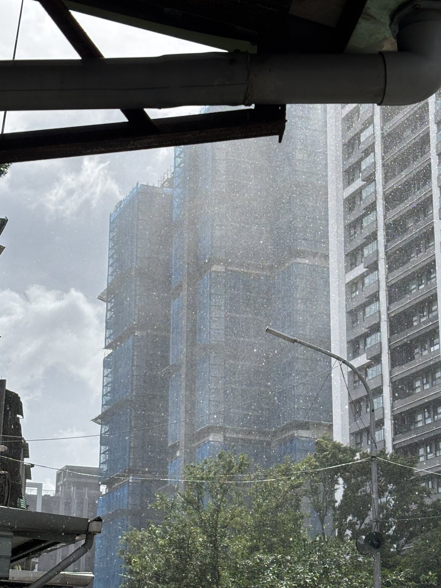 這個太陽雨也太誇張
那個風一吹所有雨滴都打在身上
阿因為這個天氣沒有下雨的感覺所以我不想撐傘
但這個雨又超乎我預期的大
所以現在整個人都快濕了 https://t.co/sZfn5ANla9