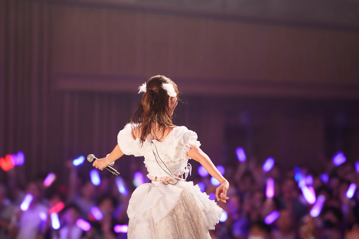 天羽希純生誕祭2025、ありがとうございました💜

今日のSEで出ていってみんなの顔を見るまでは正直不安と緊張でいっぱいでした。

準備の段階で色々とあったし悩みもあったりしていたので、私自身も開催に伴って何をしたらいいのか分からず、そのモヤモヤが応援してくれているみんなに伝わっていたと思います。

生誕祭行くよという声や、生誕委員さんが一生懸命準備してくれているのを感じるのが唯一のやりがいでした。本当にありがとうございます！

1曲目のイントロではこう言いました。
「ライブハウス品川インターシティホールへようこそ」
これは私の名前の由来にもなった、パパが大好きな氷室京介さんの名言MCを真似させていただきました。

氷室京介さんの「ライブハウス武道館へようこそ」という言葉を知った時、すごく感動したし、今の私の心境にぶっささりました。

ホールをライブハウスのような空間に #2i2 の力でしたい。

その思いは有難いことに届いたのか、フロアのみんなもすごい熱気で、できる範囲の最大限のパワーの声援をくれました。
本当に嬉しかったです！ありがとうございます。

そしてセットリスト。
色々悩んだけれど、やりたいことを優先しよう！ということで、私はみんなに大好きな #2i2 の振り幅を見せたい！と思い、かっこいいブロックと可愛いブロックを作りました！

かっこいいブロックではBURNBURNBURNのMVの衣装を久しぶりに着て、いつもの#2i2に近い魂のライブをお届けしました。
#2i2 に入ってからこのライブの仕方を学んで今の私がいるのですごく気持ちよかったです。

そして可愛いブロックではきすみも生誕衣装に着替えて、メンバーもきすみが選んだ可愛い衣装に着替えてもらいました！
きすみの2曲目のオリジナルソロ曲「痛い痛いも好きのうち」から始まりました。
予習してきてくれたみんなのコールが嬉しくって仕方なかったです。
#2i2 の楽曲の中でもポップ・明るい曲調のものでこのブロックは構成しました。
Don't be ぞんびーではフロアに降りていき近くでみんなの笑顔が見れました！
動画撮影可能に急遽したので、みんながこの映像を見返して少しでも日々を頑張る活力になれたらうれしいな。

集合写真はケーキを大口で食べたら口の周りがクリームだらけになったまま撮りました！笑

MCは緊張してきすみが喋るとこ全部グダグダだったけど、それをメンバーが笑ってくれて楽屋にいるみたいな感じで嬉しかったです。

アンコールはアドマイアでした！
この曲は絶対アンコールにしようって決めていました。
曲中フロアで泣いてる方もいて、あぁ、#2i2 って愛されてるんだな幸せだなって改めて思いました。

私も沢山泣いちゃった生誕祭だったけど、全部嬉し泣きです。

幸せな空間をありがとう。
アイドルになってよかった！#2i2 に出会えてよかった！

またね！！