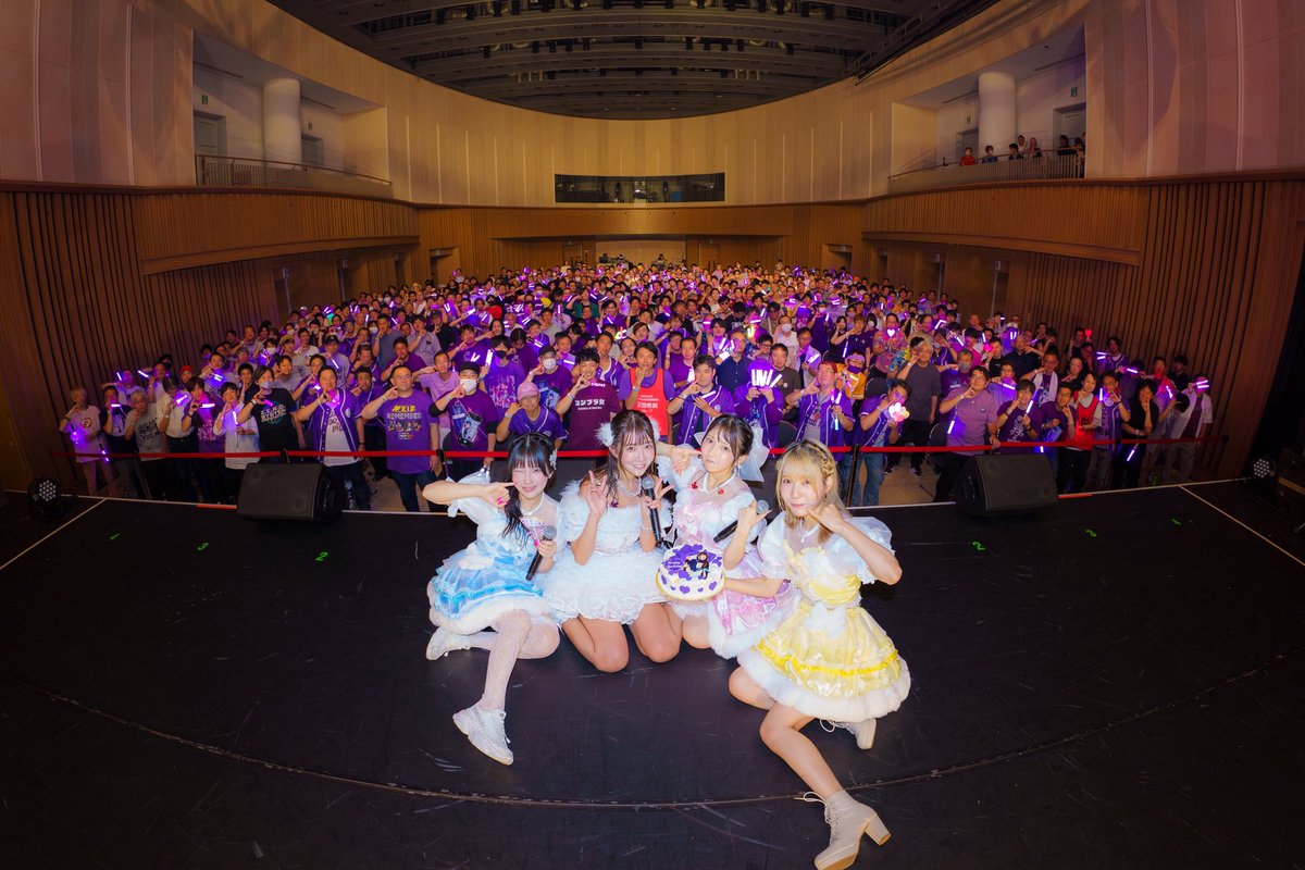 天羽希純生誕祭2025、ありがとうございました💜

今日のSEで出ていってみんなの顔を見るまでは正直不安と緊張でいっぱいでした。

準備の段階で色々とあったし悩みもあったりしていたので、私自身も開催に伴って何をしたらいいのか分からず、そのモヤモヤが応援してくれているみんなに伝わっていたと思います。

生誕祭行くよという声や、生誕委員さんが一生懸命準備してくれているのを感じるのが唯一のやりがいでした。本当にありがとうございます！

1曲目のイントロではこう言いました。
「ライブハウス品川インターシティホールへようこそ」
これは私の名前の由来にもなった、パパが大好きな氷室京介さんの名言MCを真似させていただきました。

氷室京介さんの「ライブハウス武道館へようこそ」という言葉を知った時、すごく感動したし、今の私の心境にぶっささりました。

ホールをライブハウスのような空間に #2i2 の力でしたい。

その思いは有難いことに届いたのか、フロアのみんなもすごい熱気で、できる範囲の最大限のパワーの声援をくれました。
本当に嬉しかったです！ありがとうございます。

そしてセットリスト。
色々悩んだけれど、やりたいことを優先しよう！ということで、私はみんなに大好きな #2i2 の振り幅を見せたい！と思い、かっこいいブロックと可愛いブロックを作りました！

かっこいいブロックではBURNBURNBURNのMVの衣装を久しぶりに着て、いつもの#2i2に近い魂のライブをお届けしました。
#2i2 に入ってからこのライブの仕方を学んで今の私がいるのですごく気持ちよかったです。

そして可愛いブロックではきすみも生誕衣装に着替えて、メンバーもきすみが選んだ可愛い衣装に着替えてもらいました！
きすみの2曲目のオリジナルソロ曲「痛い痛いも好きのうち」から始まりました。
予習してきてくれたみんなのコールが嬉しくって仕方なかったです。
#2i2 の楽曲の中でもポップ・明るい曲調のものでこのブロックは構成しました。
Don't be ぞんびーではフロアに降りていき近くでみんなの笑顔が見れました！
動画撮影可能に急遽したので、みんながこの映像を見返して少しでも日々を頑張る活力になれたらうれしいな。

集合写真はケーキを大口で食べたら口の周りがクリームだらけになったまま撮りました！笑

MCは緊張してきすみが喋るとこ全部グダグダだったけど、それをメンバーが笑ってくれて楽屋にいるみたいな感じで嬉しかったです。

アンコールはアドマイアでした！
この曲は絶対アンコールにしようって決めていました。
曲中フロアで泣いてる方もいて、あぁ、#2i2 って愛されてるんだな幸せだなって改めて思いました。

私も沢山泣いちゃった生誕祭だったけど、全部嬉し泣きです。

幸せな空間をありがとう。
アイドルになってよかった！#2i2 に出会えてよかった！

またね！！