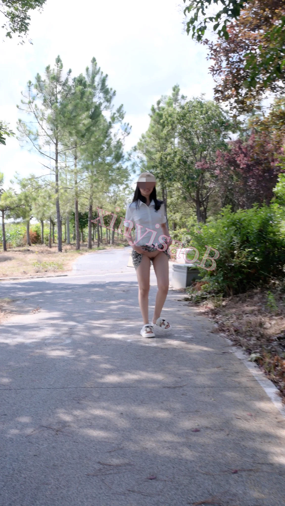 公园露出，光着屁股从大爷面前走过，后面又转过身把逼露给大爷看，大爷看了几眼，吓得赶快低下了头 @luchu888 https://t.co/pMVQbzfWAp