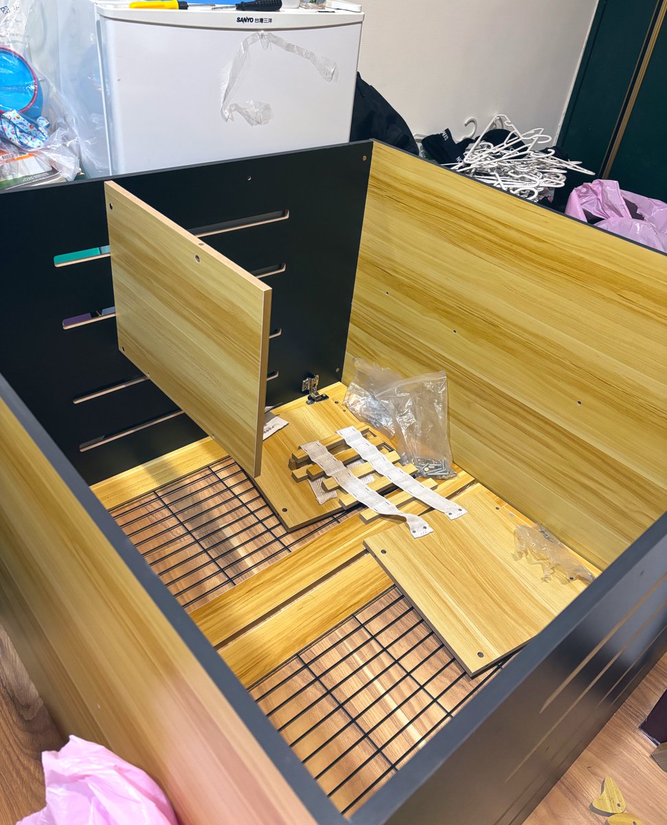 進度只有這樣
看得出我為了組它已經儘量挪出所有的空間了吧
但沒辦法房間就是小到在組裝完成之前我都沒有走道ㄌ🫠 https://t.co/tmQ3lGjUlO