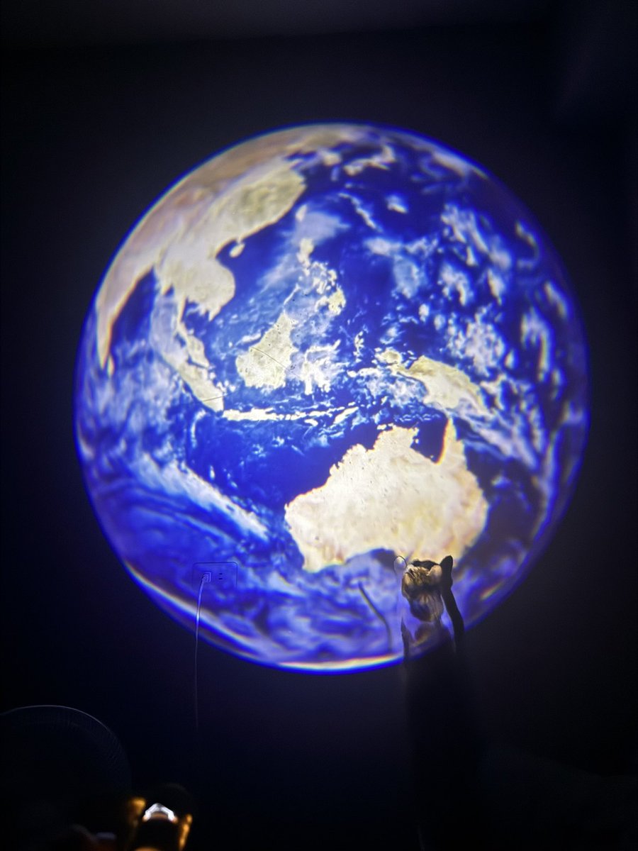 喜歡宇宙 喜歡太空
我把遙不可及的美麗
通通放在我的房間了

好喜歡新買的太空氣氛投影燈 https://t.co/8VovQmrbPi