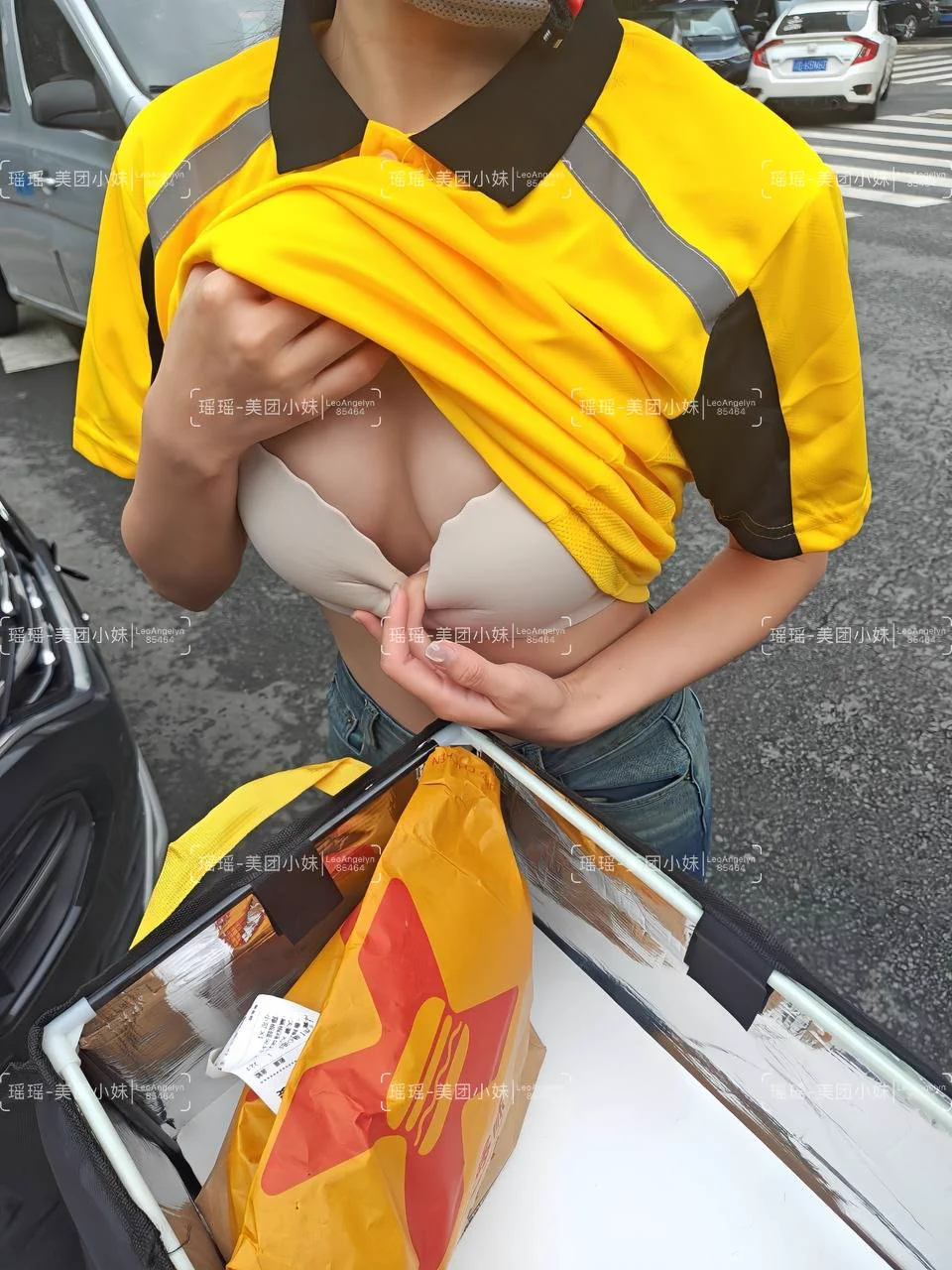 拿外卖的时候给同行小哥哥发点福利，毕竟生活不易也得给他们一点鼓励。

但感觉还不够刺激，于是试着在别人家门口露出了一下，好怕他拿外卖的时候发现我…

不过正是露出的刺激吧，下一步想试试野战了，有粉丝想一起吗～ https://t.co/GIMgw6dkDT