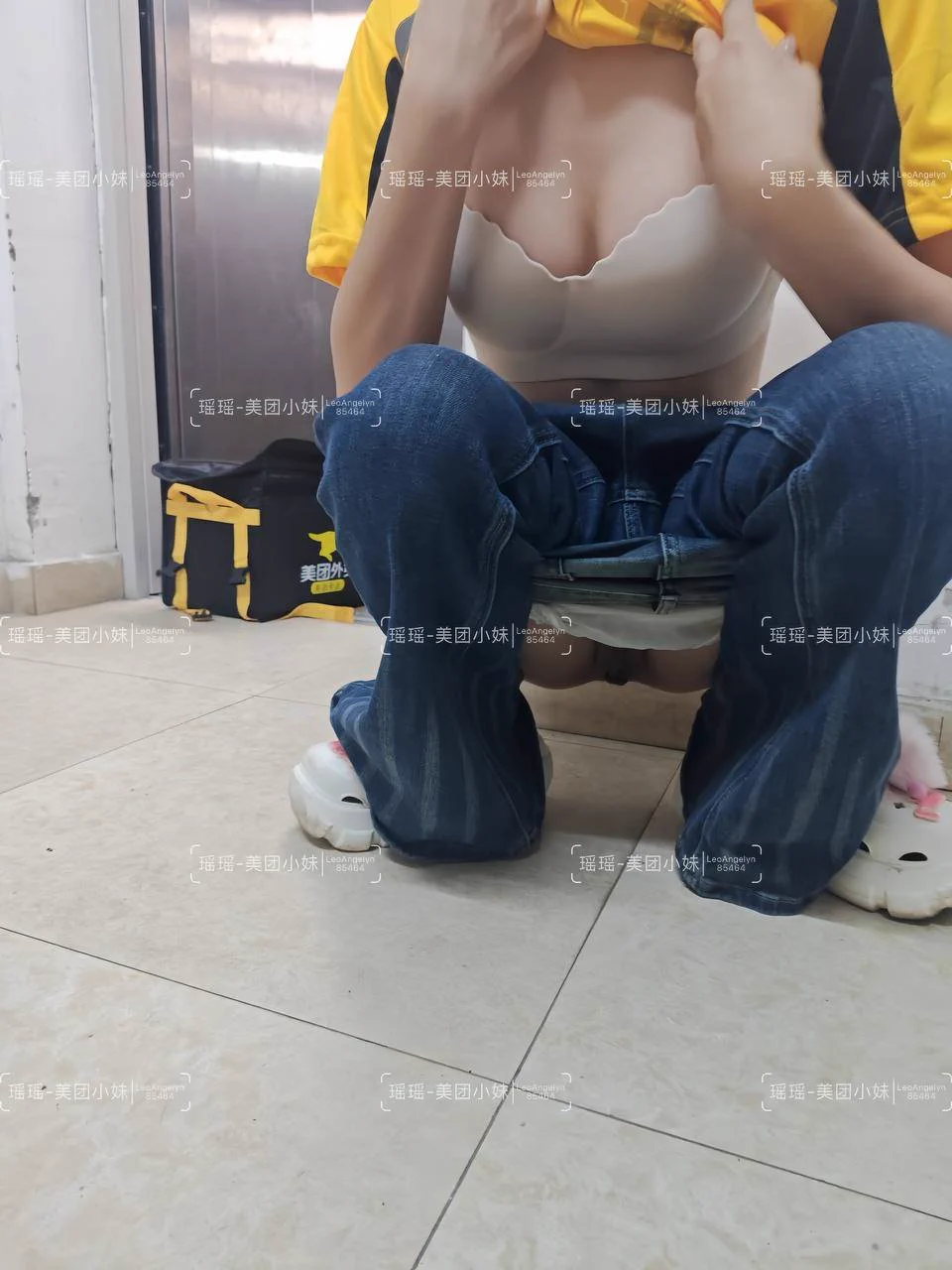 拿外卖的时候给同行小哥哥发点福利，毕竟生活不易也得给他们一点鼓励。

但感觉还不够刺激，于是试着在别人家门口露出了一下，好怕他拿外卖的时候发现我…

不过正是露出的刺激吧，下一步想试试野战了，有粉丝想一起吗～ https://t.co/GIMgw6dkDT