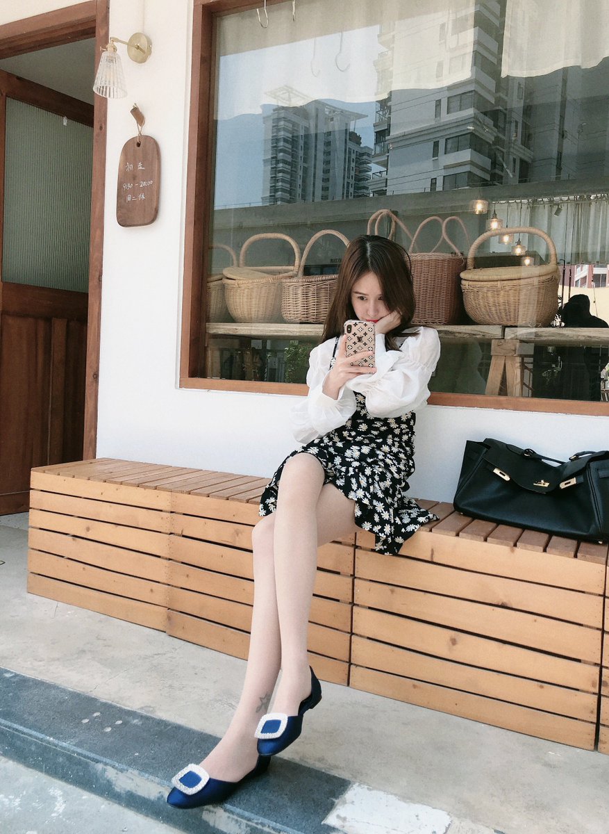 最近大家买的都是浅色的袜子？不过最近穿的袜子味道是有点大😝

#原味内裤 
#原味丝袜 https://t.co/ccFi18M1QL