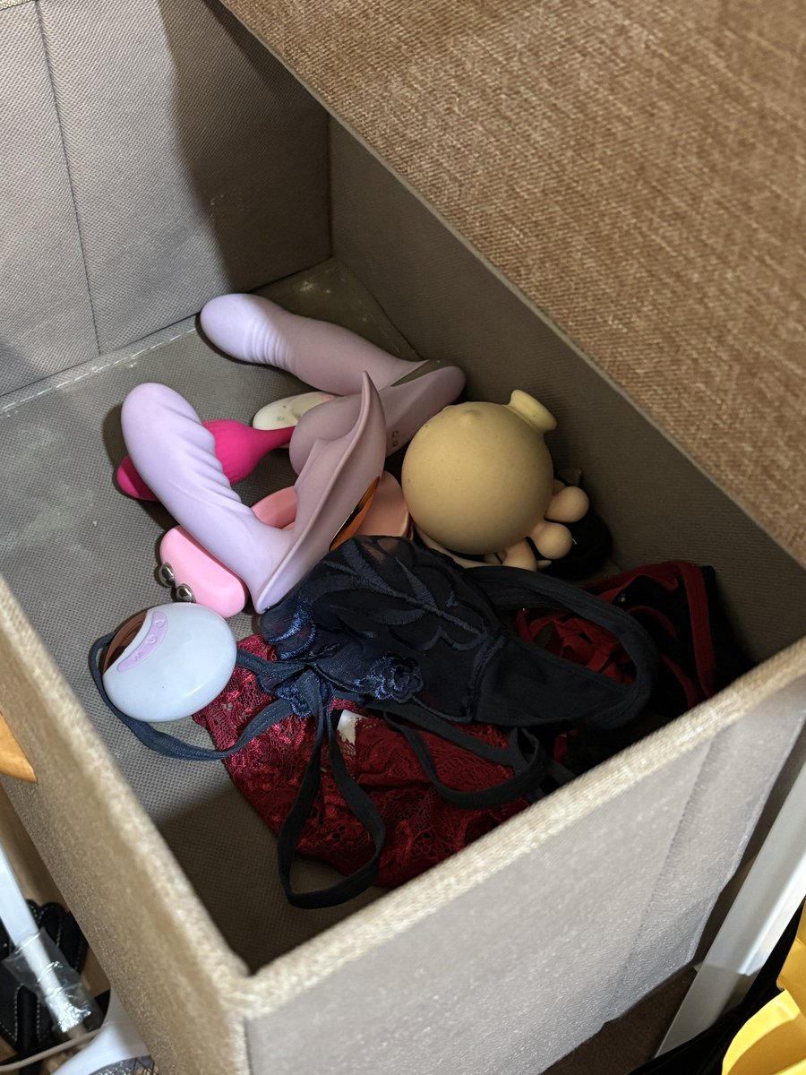 剛剛我媽來我現在的房間亂翻
看到我的超音波照片
還看到這個🤦‍♀️
被我收在冷宮裡的用品們
有夠尷尬
她說了一句
妳真的是 有夠噁心欸
哈哈哈哈哈哈哈
我猜她應該是要表達我居然把這個放在發霉的櫃子裡很噁心吧😂😂 https://t.co/BUhcJGx2tp