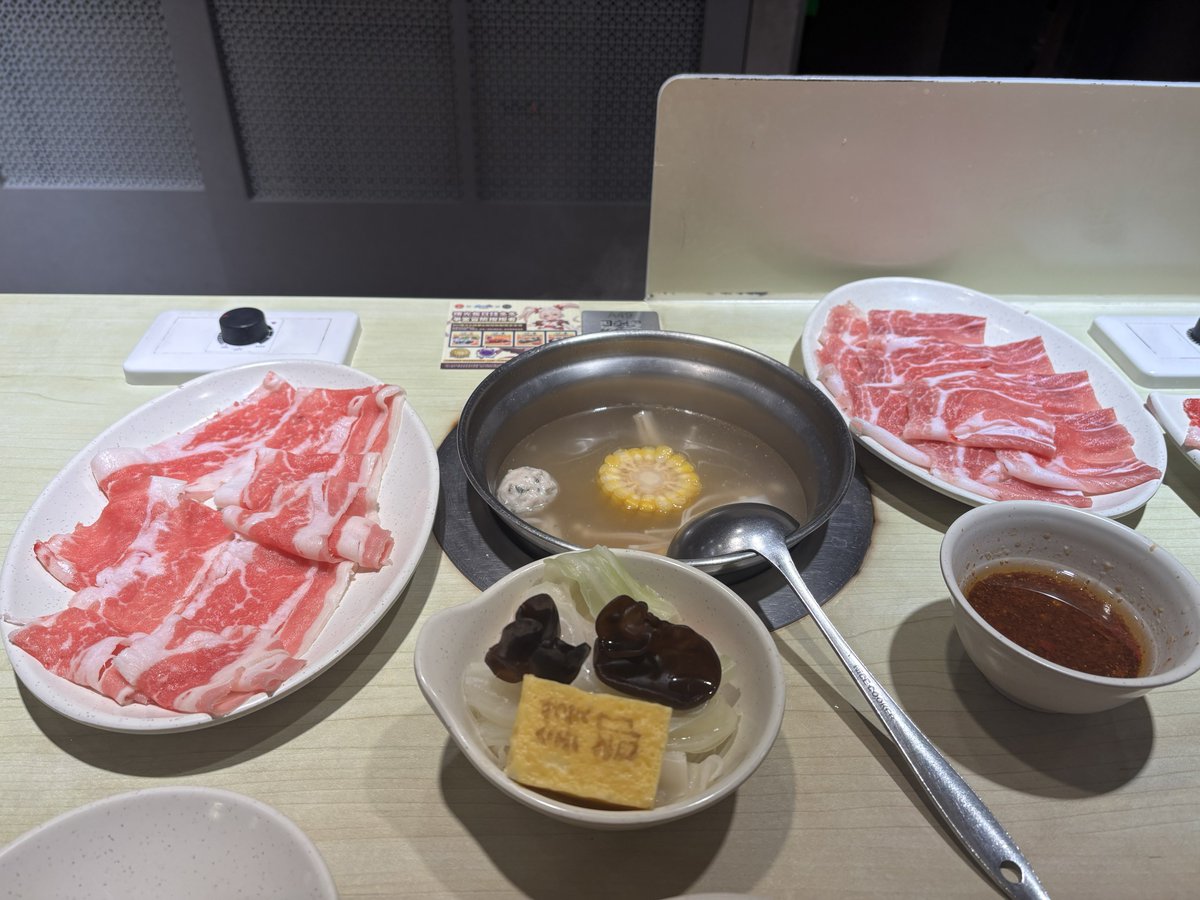 已搬完
現在在吃東西
整天沒吃差點餓死 https://t.co/AzH53ODnUS