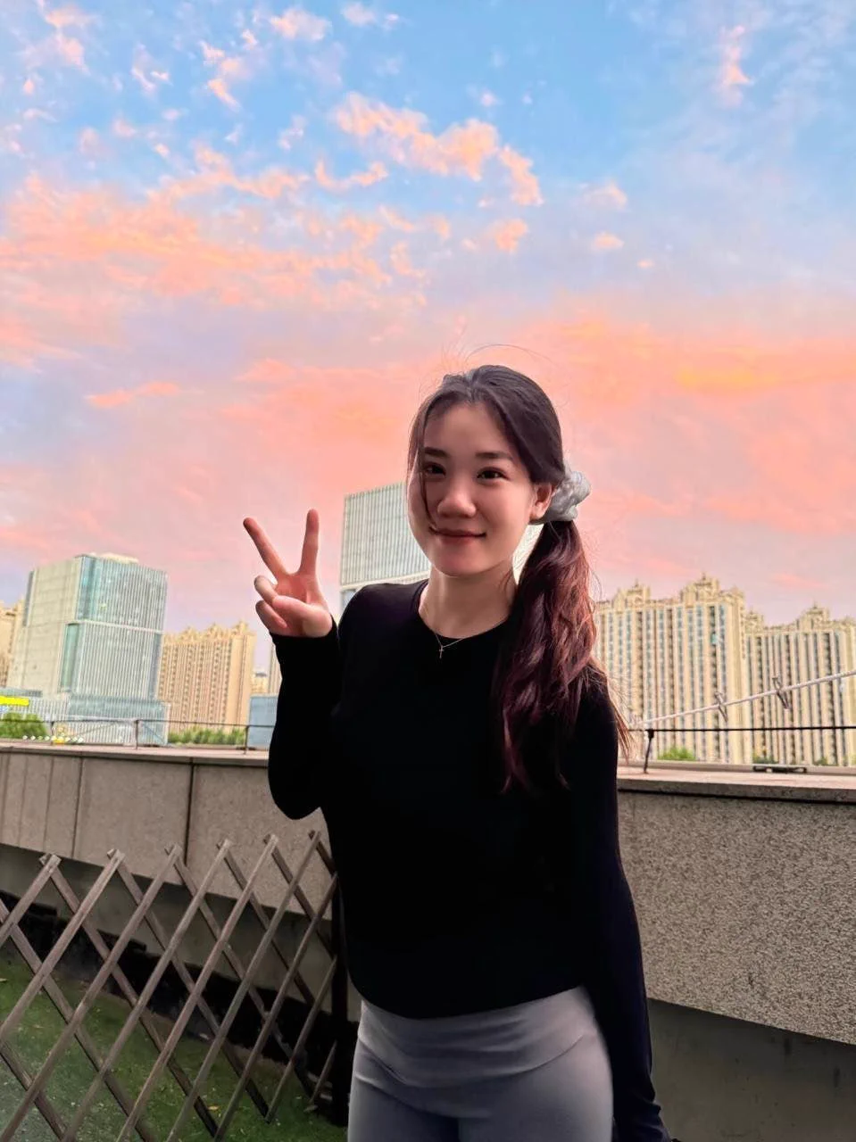 婚房给我留下了很多美好的回忆。

不仅仅是当时在这里享受到了新婚的愉悦，也有在婚床上和别的男人偷情的刺激… 

彼时猛烈的抽插和淫荡的氛围让我的奶水都喷在他身上了…

不过最近好久没有感受过这种刺激了…也许推特上能有不一样的邂逅？
#宝妈 #水素若若美人 #线下可约 https://t.co/F5drTidnBR