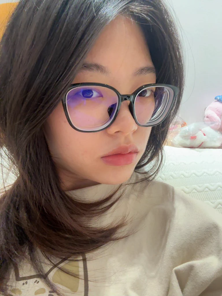 新眼镜会泛紫光。。。 https://t.co/q55iFuJ83n