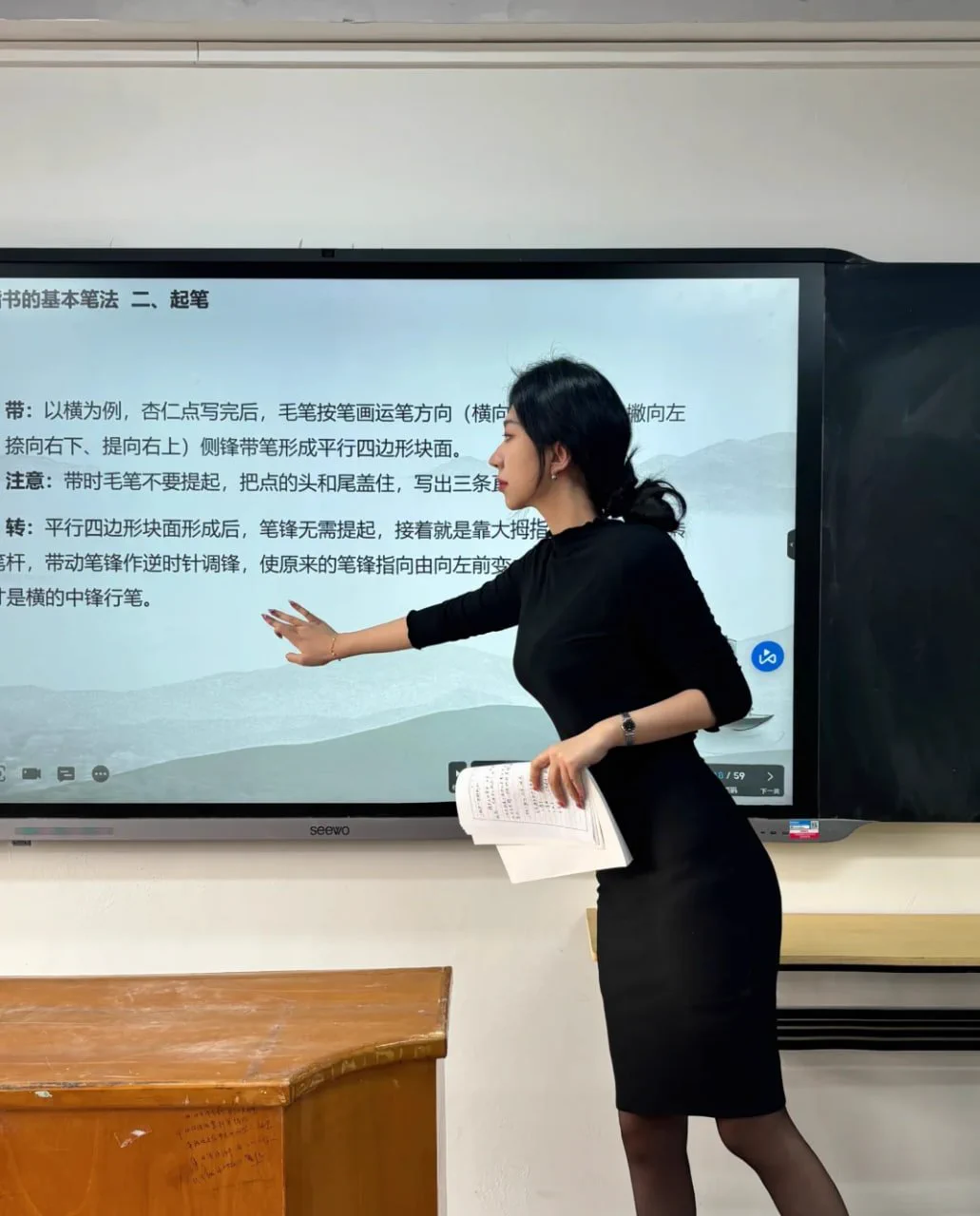 今天约了个粉丝，
整个“课堂”就在这推拉的暧昧氛围中推进，粉丝时不时试探“老师”底线，

还叫我扮演在平时在课堂上课的样子，
  看着粉丝一脸的享受我自己内心也很兴奋
激动 ，没想到我既然是个荡妇，
下次还想在玩一次这样的最好到学校里面去
 有敢约我去的嘛？ https://t.co/UlE5GMNJDy