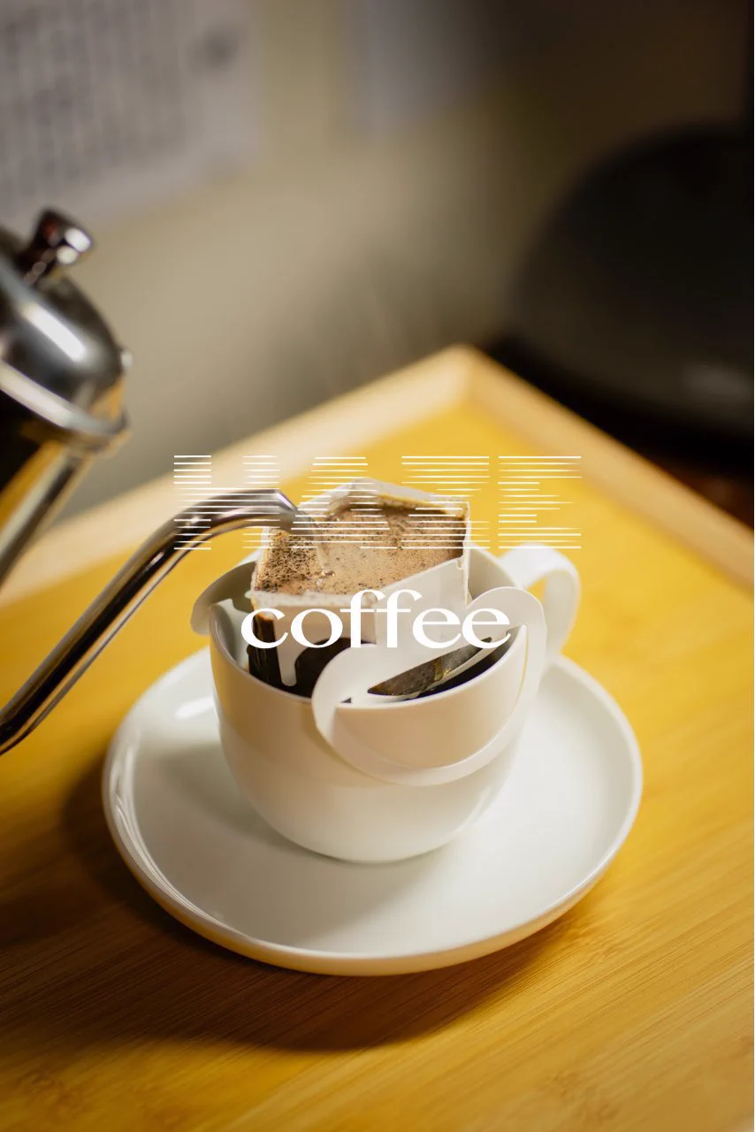 残暑お見舞い申し上げます。

多忙な日々にもほっと一息の珈琲を☕️
澄み渡る香りが心を整えてくれるはずです。
健やかな暮らしを、珈琲の温もりとともに。
照らす陽射しのようにあなたを包み込みます。

まだ残暑は続きますが、くれぐれもご自愛くださいませ🙏

#HAZEcoffee 
#ある珈琲店にまつわる謎 https://t.co/j7pCDeoNqV