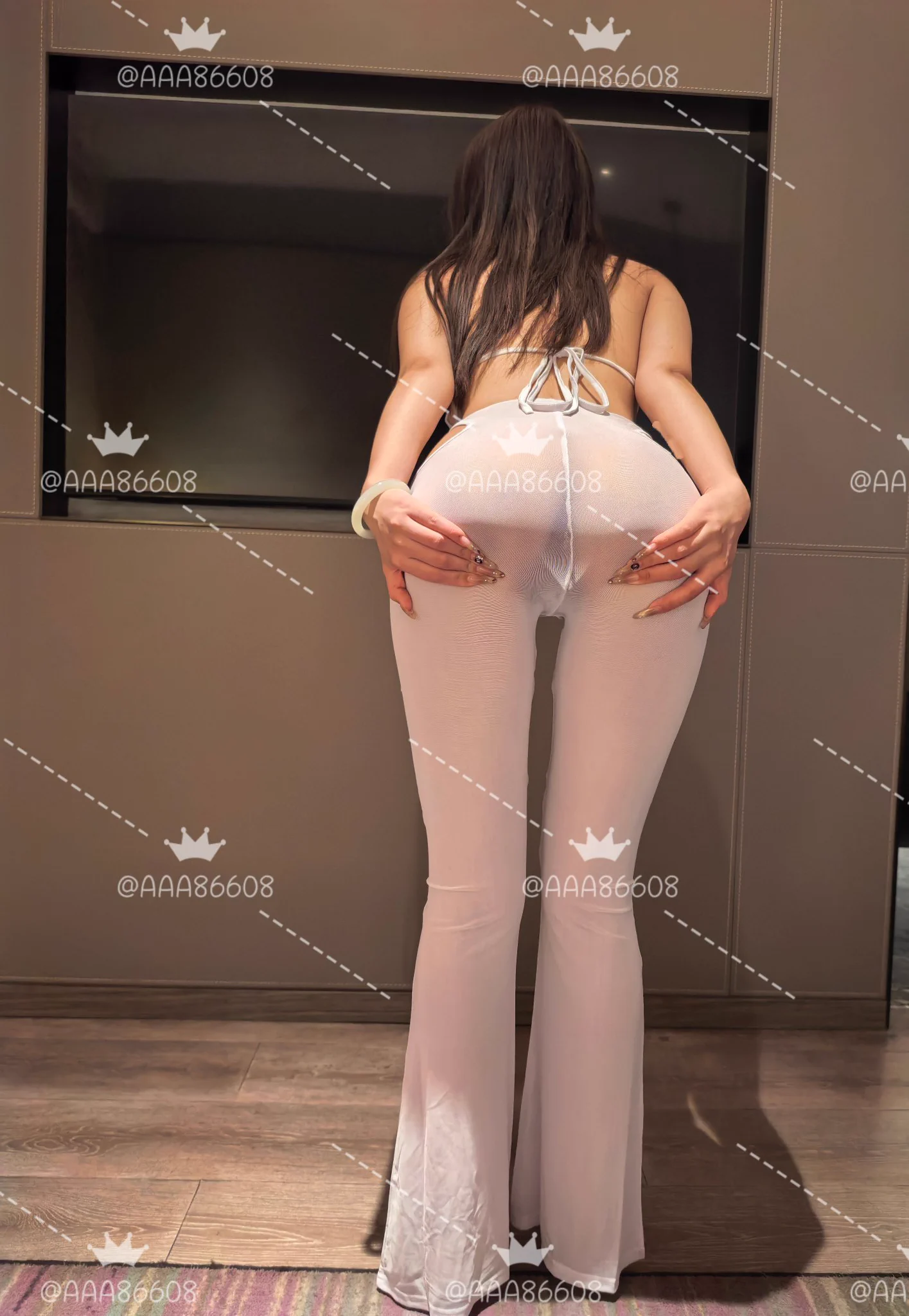 前妻觉得这身巨丑无比，但我觉得很不错，穿的像个骚婊子一样 https://t.co/vYnw35dKFy