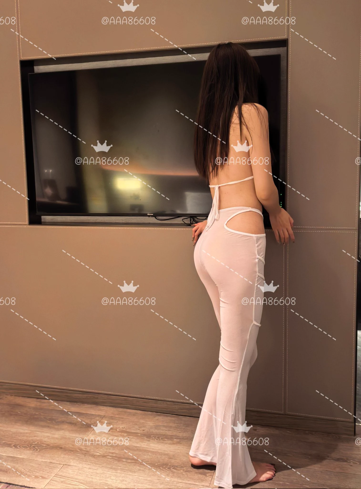 前妻觉得这身巨丑无比，但我觉得很不错，穿的像个骚婊子一样 https://t.co/vYnw35dKFy