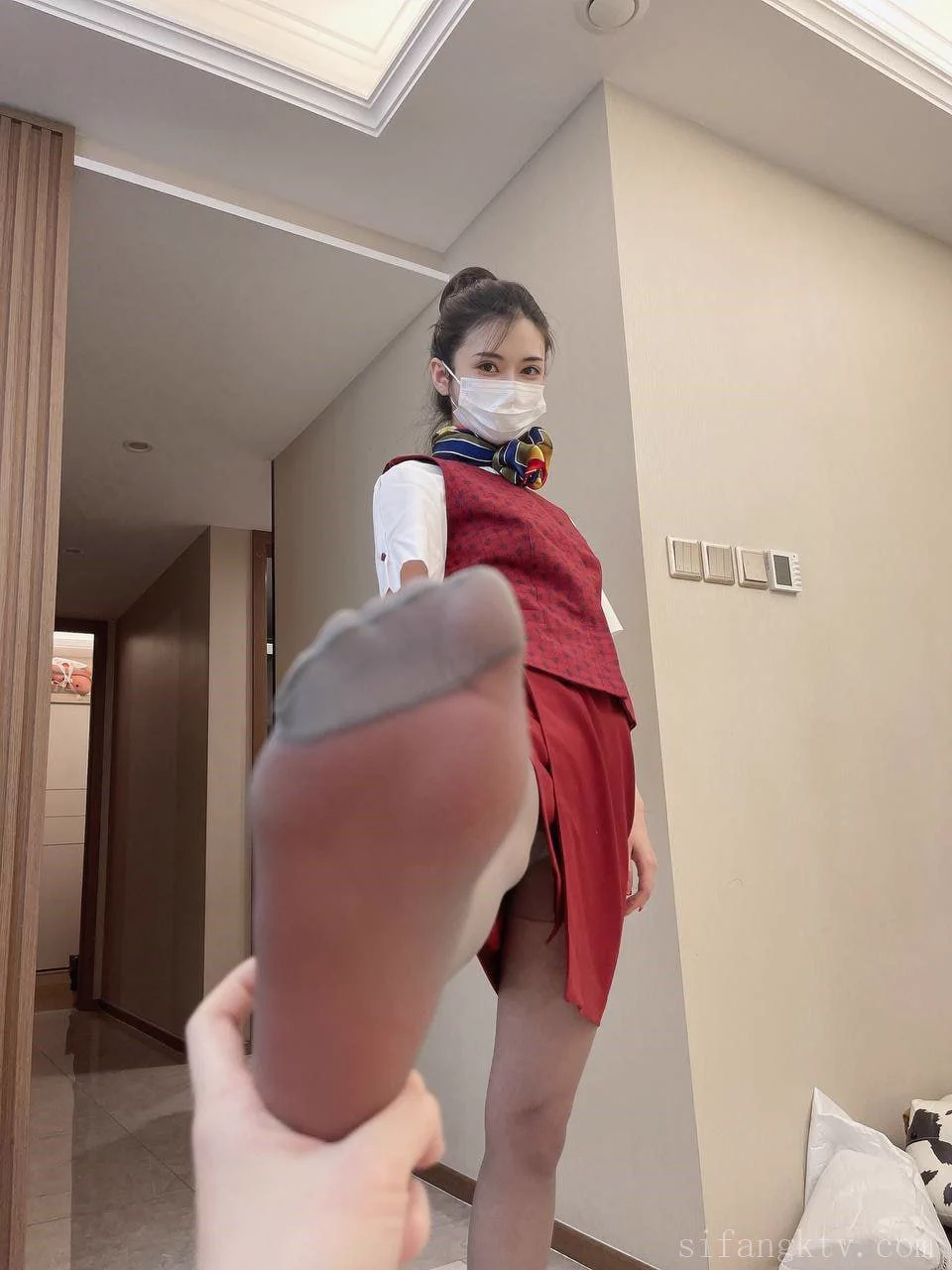 空姐母狗的颜射反差调教

穿着制服刚下班的母狗
就来接受主人的调教了，
阿黑颜骚母狗发骚虐玩

母狗的骚丝袜原味有要的么
抽两个转发的粉丝送了 https://t.co/KdBjad0Nne