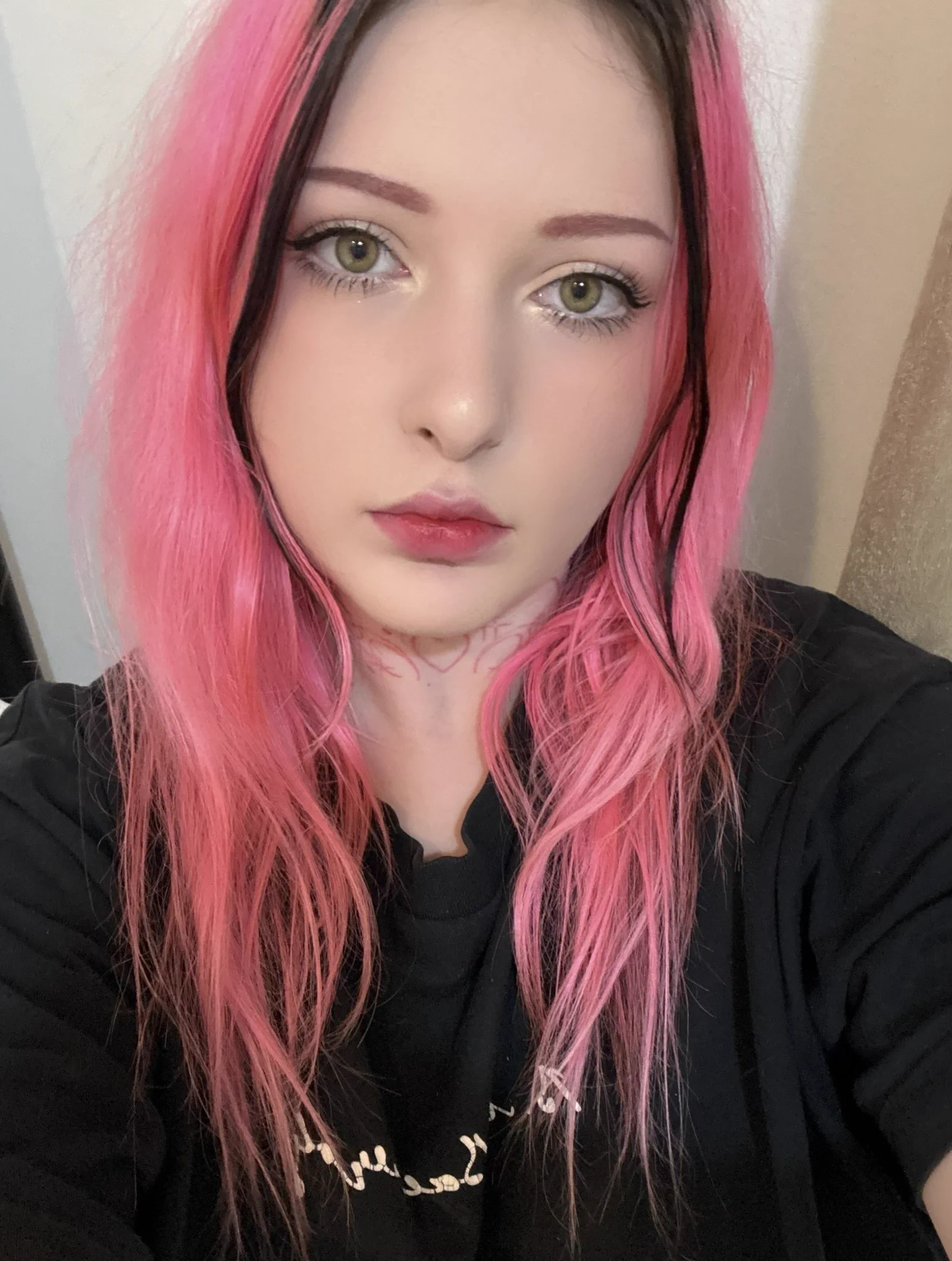 Hi gang 
Green eyes check :) https://t.co/HyMob18P3d
