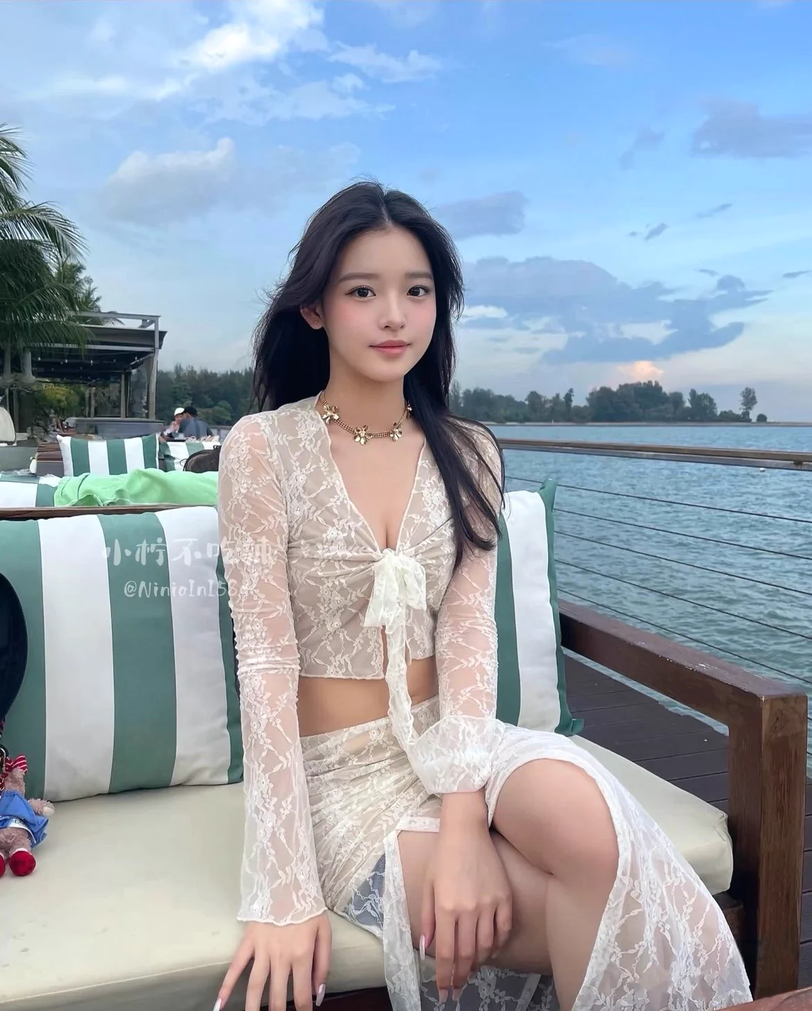 你们要是都给我点赞，我也可以把身上这点碎布全给扯下来呢😍 https://t.co/DRVQSVAxF6