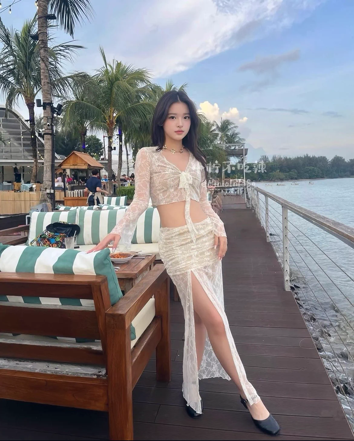 你们要是都给我点赞，我也可以把身上这点碎布全给扯下来呢😍 https://t.co/DRVQSVAxF6
