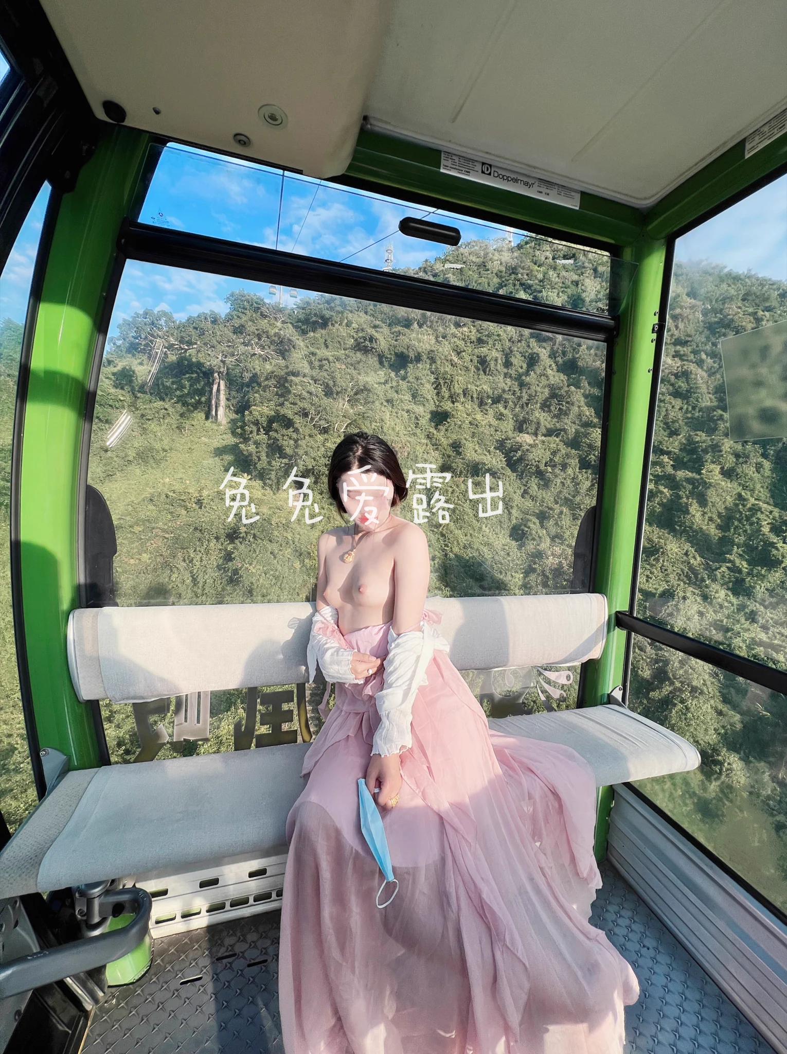 缆车上风景好美，忍不住露出一下，不过旁边正好对面的缆车过来，赶紧转过身去，对面也拿着相机，差点被拍到呢 https://t.co/ow3WkZjqQ8