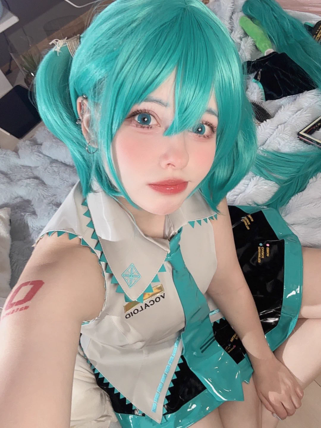 もうすぐミクちゃんのお誕生日だからミクの歌を歌うよ！そしてチェキ撮りに来てくれた人に小さなプレゼントを用意するね🥹
明日ニコニコ劇場でまってるね！ https://t.co/K9WYmQbAjk