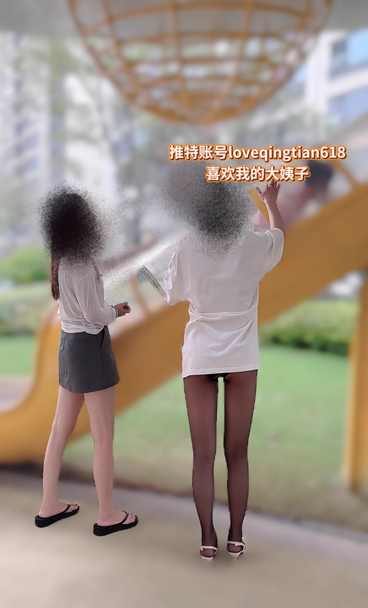 8月26号晚上好兄弟们
马上做好饭了了，给姐妹俩打电话一个都不带接电话的，没办法下楼喊了，姐妹俩带孩子玩呢，现在孩子不愿意待在家里
大姐穿的这件大T是我的，我也是下班看到的，我说你怎么穿的我的衣服，大姐说她的大T太小了，容易走光，上班看到你的，就拿着穿了，老婆也在旁边什么也没说 https://t.co/n1eoum9U8e
