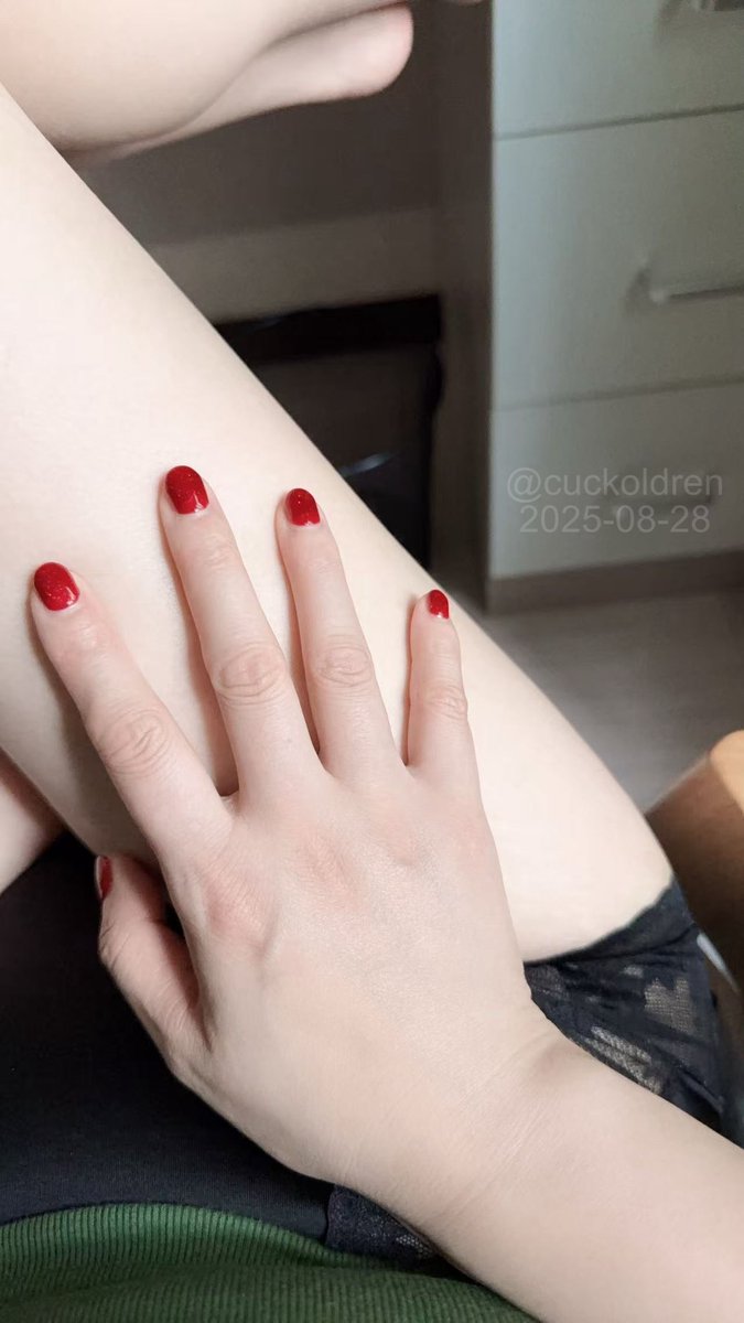 明天是2025年的七夕（20250829），她有重大事情需去完成，今天与新人见面约在海底捞，顺带做了美甲。大家等我明天戓后天发推官宣里程碑式的消息，提前祝新老狼友七夕节快乐💗🎉🌹🪷 https://t.co/UPLStfaqem