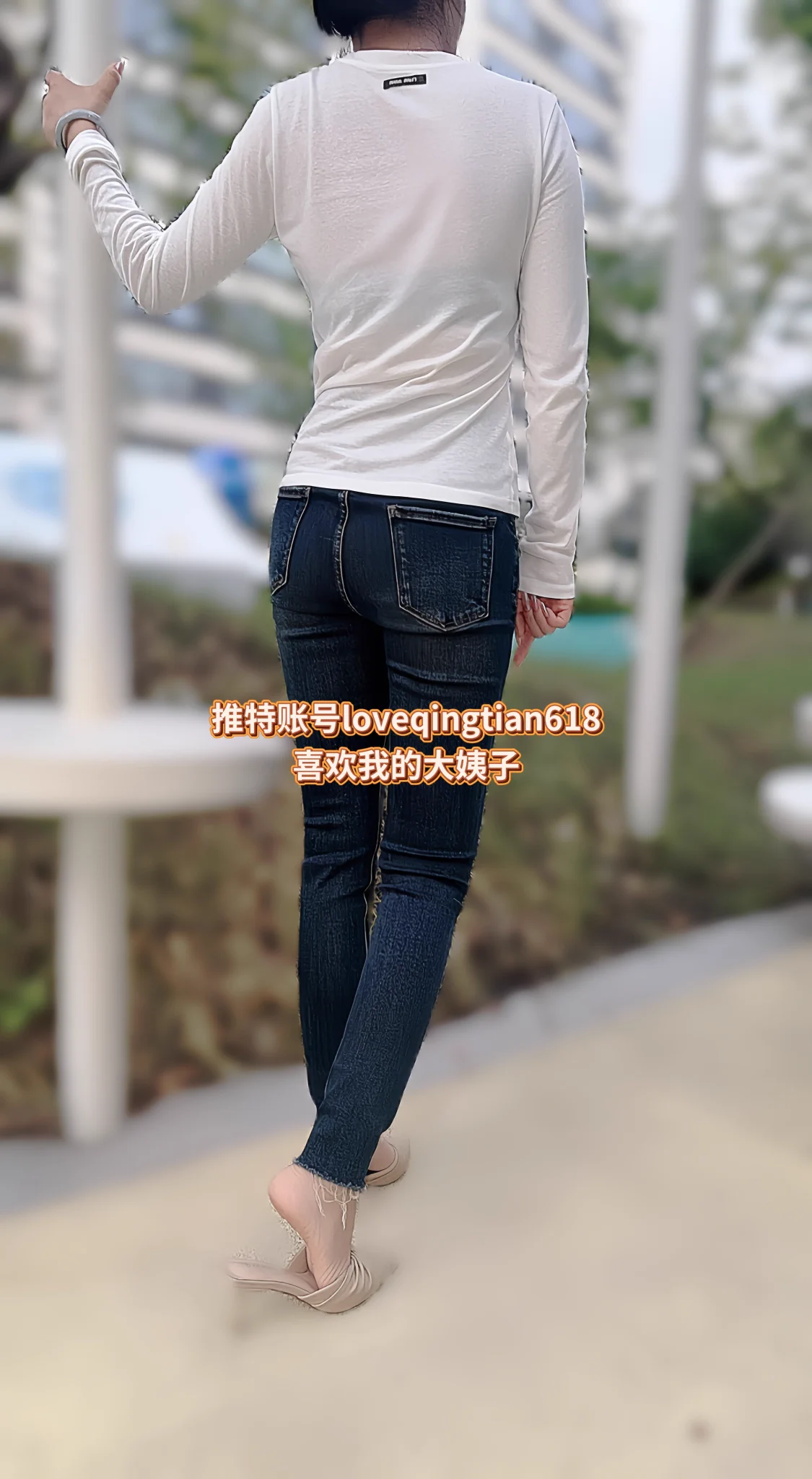 8月31号晚上好兄弟们，吃了饭在小区里面带孩子玩呢，大姐今天穿的牛仔裤，不知道是不是因为今天去医院看我妈才这么选择的穿搭，没有穿的那么骚气，老婆今天穿的肉色丝袜，拍照的话呈现的不是那么明显
晚上交公粮，提前和大姐说
然后明天晚上出去和朋友喝酒
连续两天看看能不能整点活，推进双飞😁 https://t.co/0tpnMSs8Ck