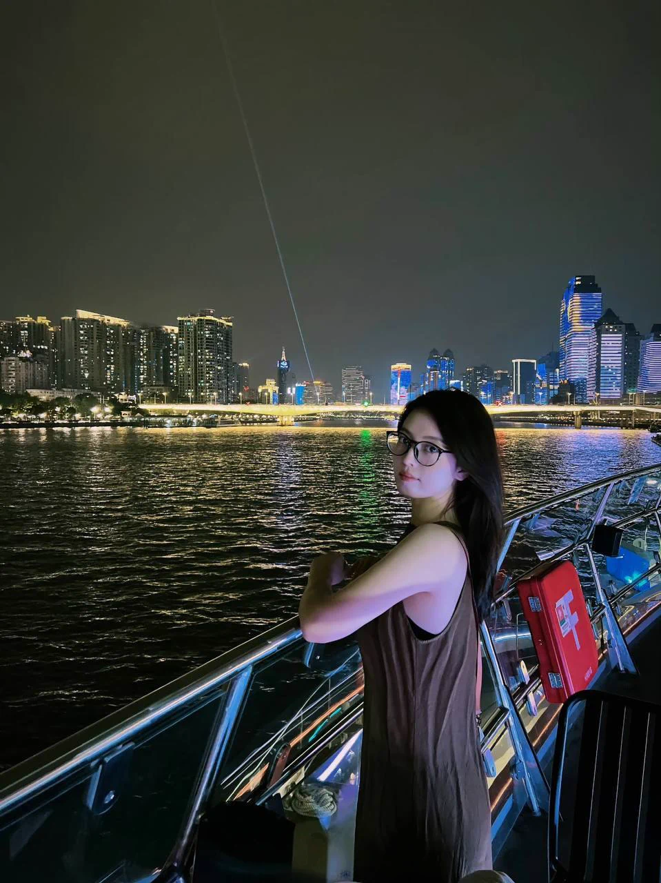 画了个淡妆去赴约，见了一个特别聊得来，什么都顺着我的人~

他是三个孩子的爸，见面前，我脑海里无数次想过，他一定会是很体贴温柔的类型…
没想到还是足射的爱者~
这次换我顺着他，以为结束了，我正准备去洗漱，结果他却突然从后面顶了进来…

那一刻太刺激，久违的喷涌💦
被彻底满足是这种感觉… https://t.co/QdcSXTrePk