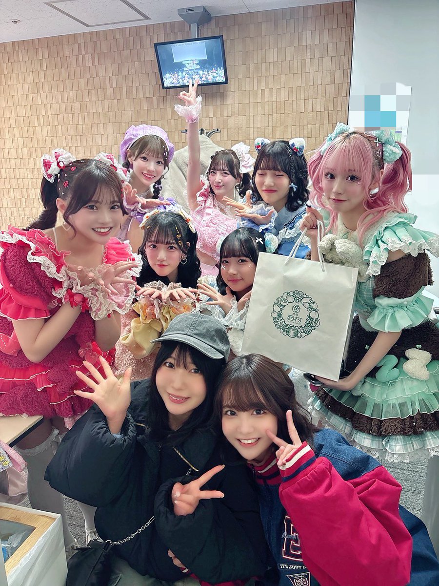 #よーよーよー 4周年おめでとー💕

にーに㌠でいってきたよー！

もりちゃんスッピンだから半分笑

キラキラでかんわいかった！やっぱライブさいこーだねい💕 https://t.co/QpzQ019l0f