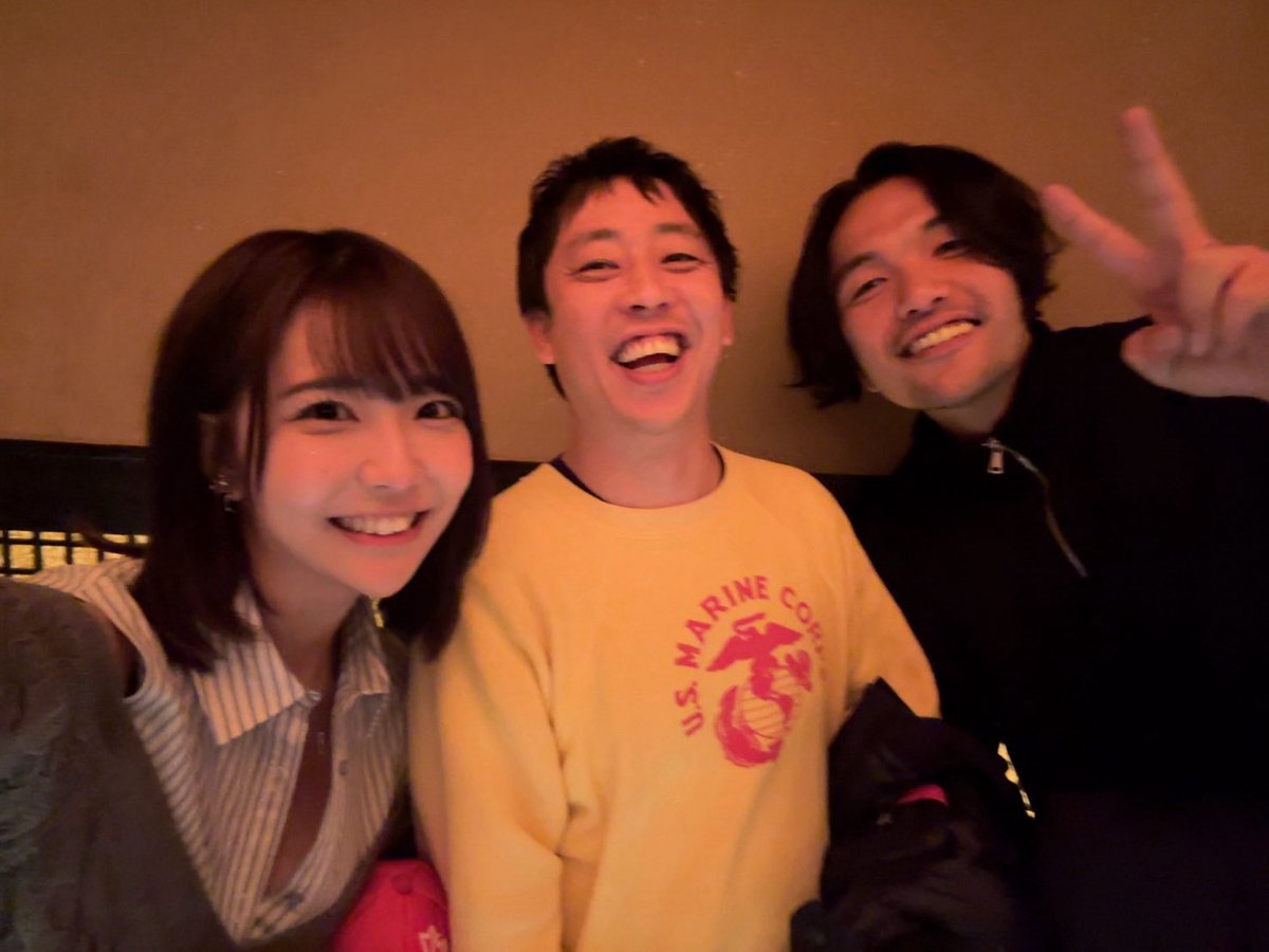 パーラーカチ盛りABEMA店さんの新年会におじゃまして来ました㊗️

みなさんに新年のご挨拶ができてすごく楽しかったです！

また仕事に関しての熱い思いやお話など沢山していただいたり、パチンコのことも色々聞けて勉強になりました🙇🏻‍♀️

あと写真集お渡ししちゃいました！
ポチに大興奮してくれましたわら