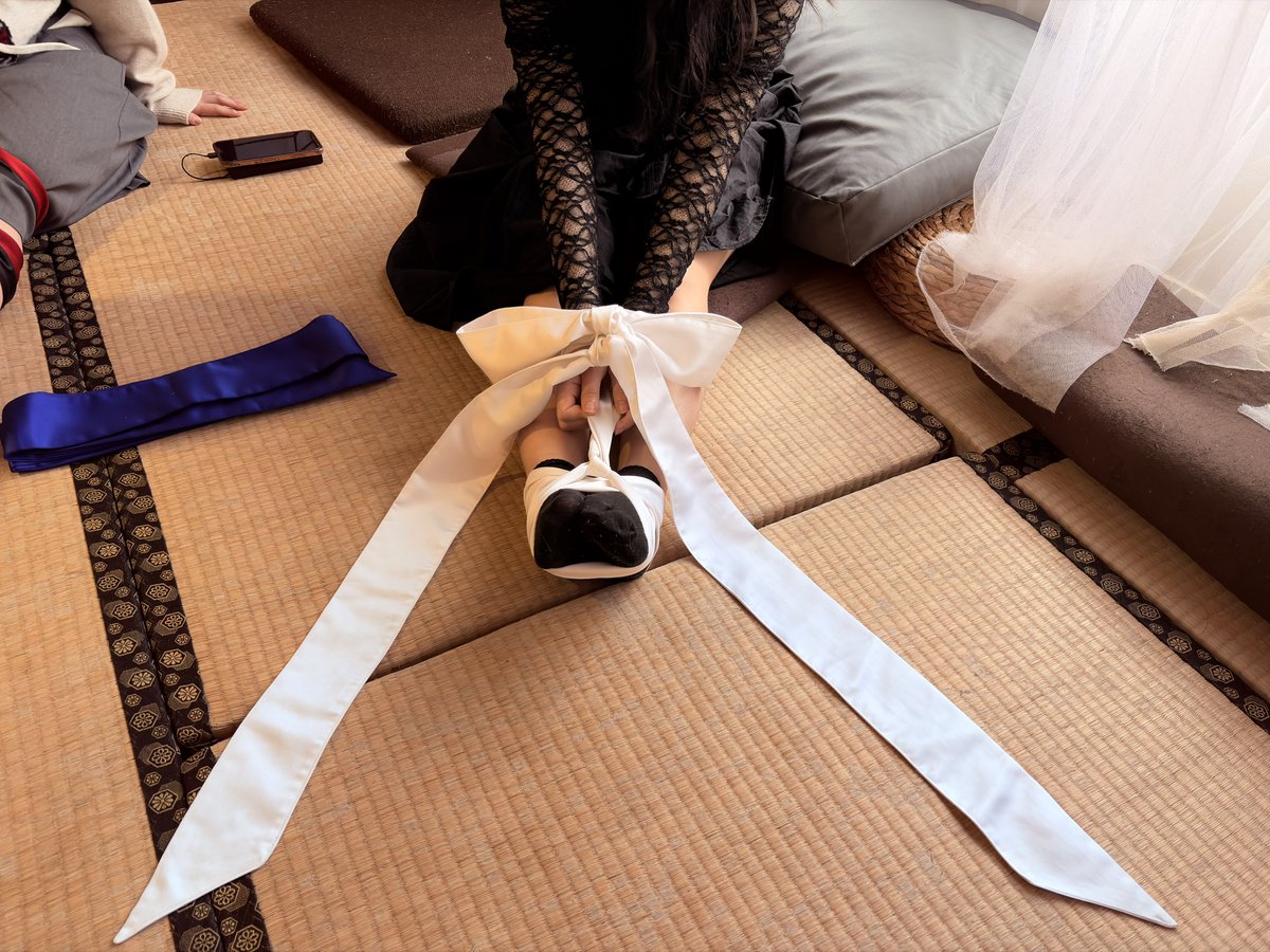 不知道是什麼名稱的緞帶風綁帶，第一次綁也不知道是什麼風格名稱 https://t.co/DKesjgAVkr