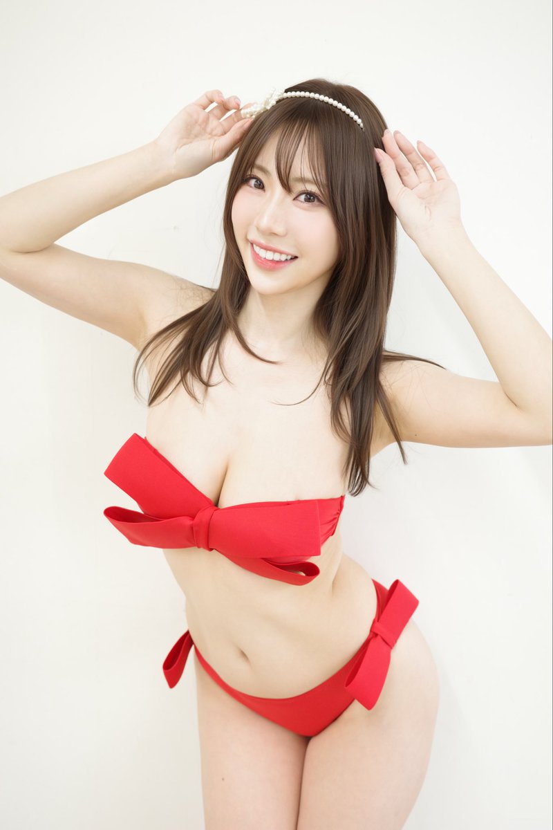 DVDイベント満員御礼✨

予約開始してすぐに定員に達し、増枠を2回していただいたのですが、そちらも完売となりました😳👏🏻
参加できなかった方ごめんなさい💦

今回も立ち見が出るほど会場は満員となり、ただただ感謝の気持ちでいっぱいです。。

雪の降る悪天候の中、足を運んでくださって本当にありがとう⛄️❅꙳

今回はバレンタインをイメージした衣装と、ビーチシーンで着用した衣装を着させていただきました♩

DVDの写真を使ったチョコレートも、みんなにお渡しできて嬉しかったです💘

こうして直接会って、顔を見てお話しできる時間はやっぱり特別🙂‍↕️ʾʾ
会えたみんなも、来られなかったみんなも、いつも本当にありがとう◡̈

またみんなに会える日を楽しみにしています🫶🏻