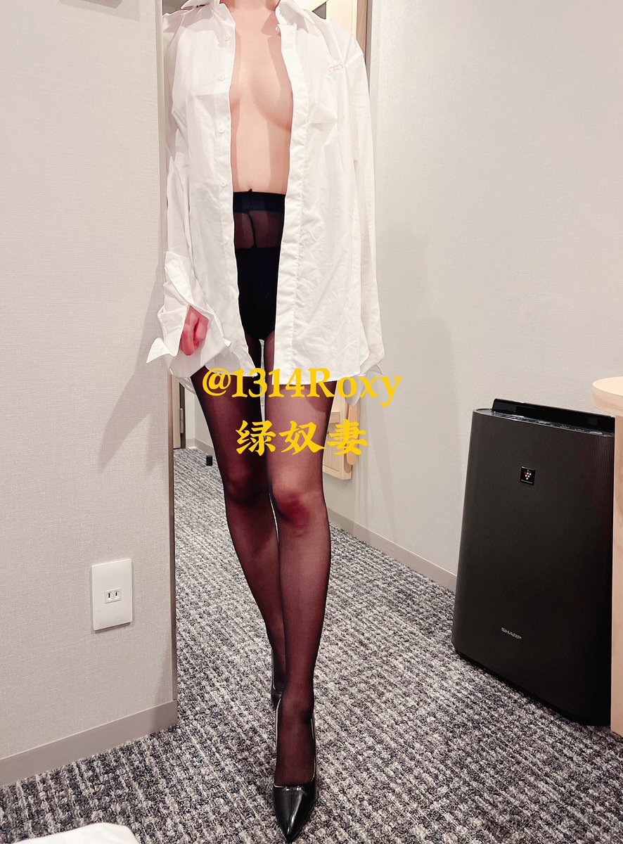 Roxy原创
《性感红妻和绿帽王八的幸福生活》
上一次拍黑丝还是很久之前，这次应私推粉丝的要求更新一期！黑丝真是YYDS啊，黑丝配绿帽真是反差满满！
妻子穿着黑丝配超短皮裙，撅着屁股妓女一样依偎在王八身边，老公却戴着锁怎么也硬不起来……这种代入式反差你们爱了吗？
（更多内容欢迎订阅姐姐私推） https://t.co/xJ9ooSZjIY