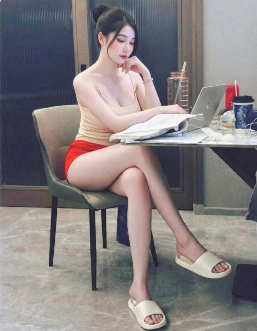 一個很可愛的外甥傳了一堆我過年在老家整理公司文件的照片給我
外甥現在才8歲
他一直跟大家說長大後要娶我😅
都不曉得他竟然拍我這麼多張照片
那時候我一直以為他們在打電動!
然後外甥一直盧我
我就回外甥說
那你要乖乖地好好讀書孝順你爸媽
舅媽就答應你
外甥就撒嬌的說好~~
要是他有天發現舅媽是不能娶的女人
他會不會很傷心阿🥹🥹