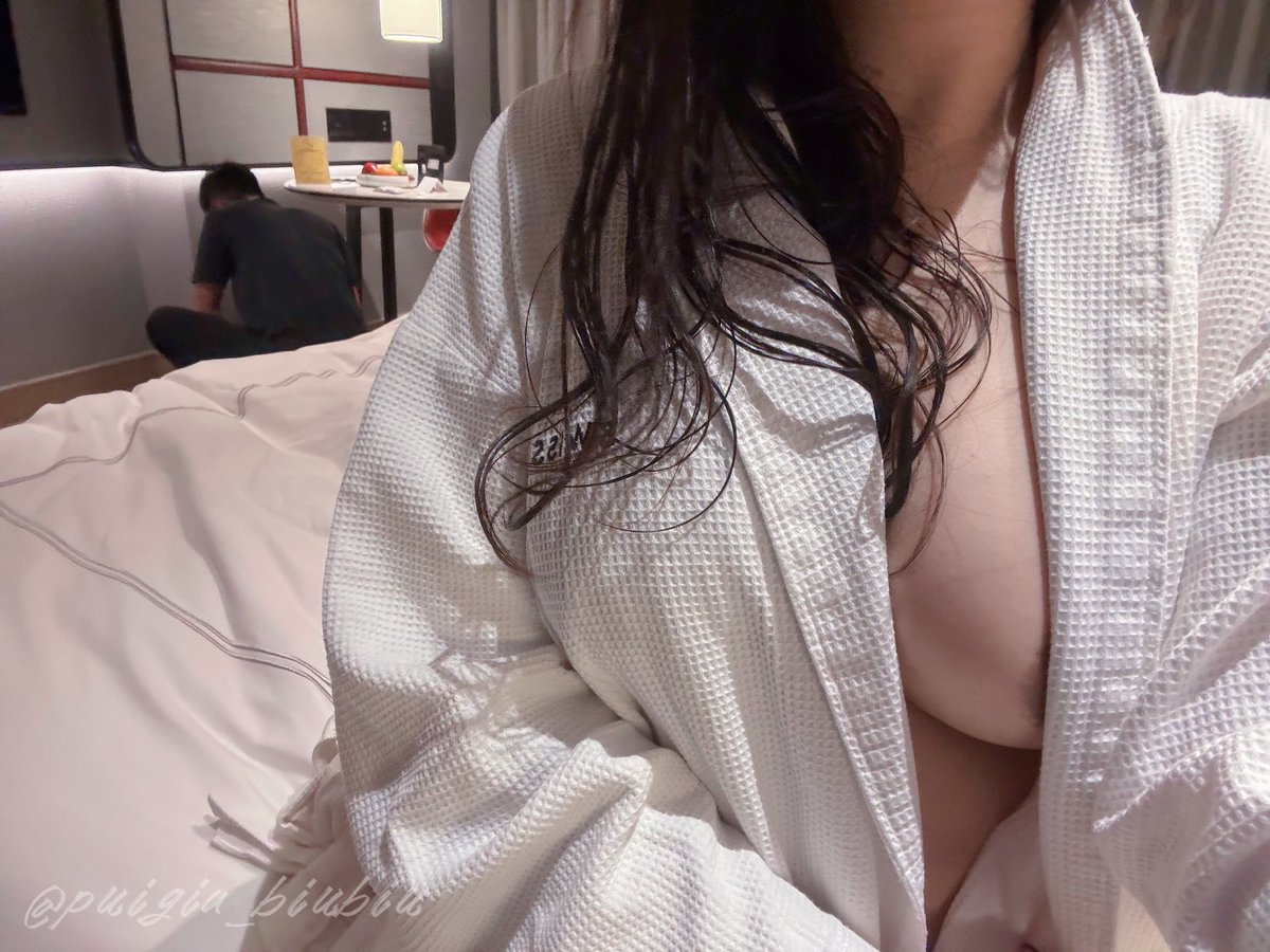 剛洗完澡聽到一陣急促的敲門聲
是Housekeeping 
但我全裸整個超級驚慌失措
整個腦袋空白
人家連按了三次門鈴
我才趕快意識到把浴袍套上去趕快去開門
於是就變成這個樣子 https://t.co/GgkafaZ9Tx