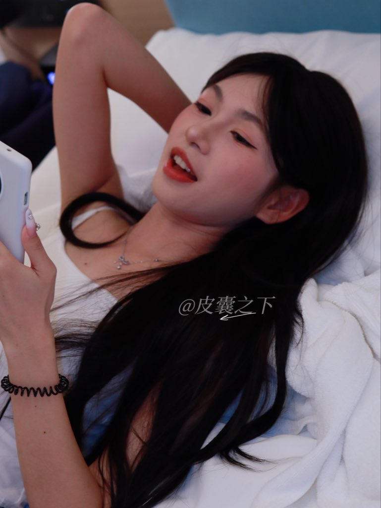 平时看着文文静静，笑起来眼睛弯成小月牙的乖巧女孩  
结果一关上门就完全变了个人——  
按捺不住地贴上来，舌尖软得像化开的棉花糖，  
胸口挺翘得让人一低头就陷进去，呼出的热气都在说：  
“别忍了……我也是。” https://t.co/j3cHstvXBC