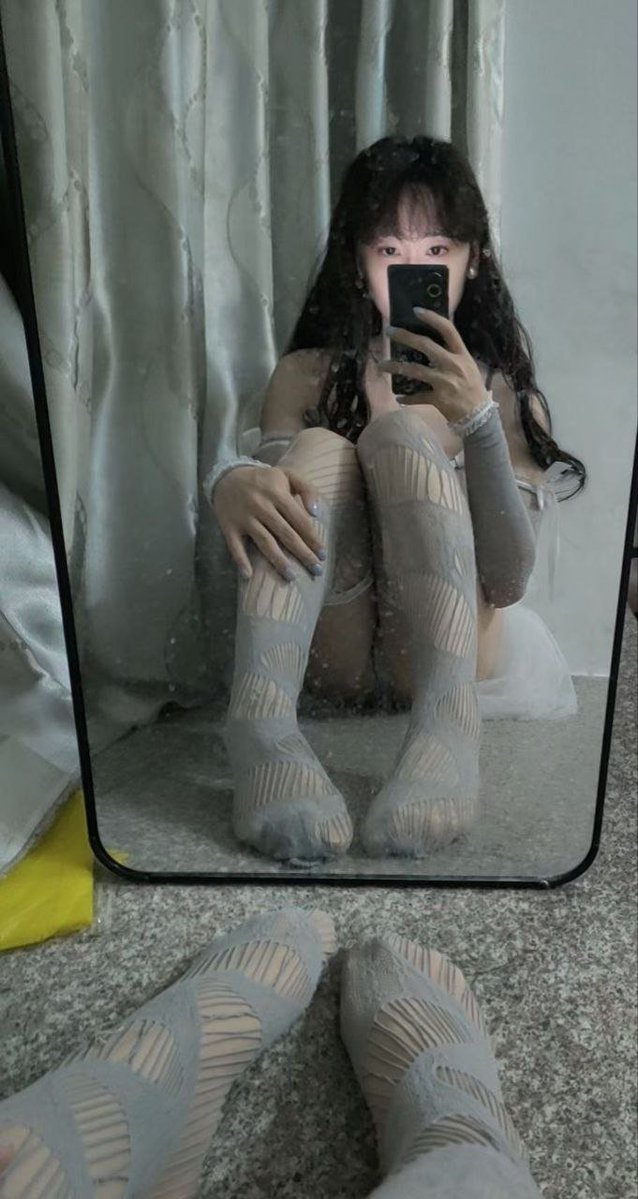 我雌堕过呼声最高的Ts女er朵朵，身份证都是女生了，有多极品呢？试衣间看到别人女生换下来内衣起反应偷🦌，女装挤公车顶起，勾帅哥被人老婆抓住揪🐤踩，更衣室在女同事鞋子打胶等等，每当一段时间再联系她就可能爆出更多炸裂消息
～想被朵朵玩的，来证明你的忠诚舔屏撩吧 #bdsm RP/幻想向 https://t.co/sul7KFoz6f