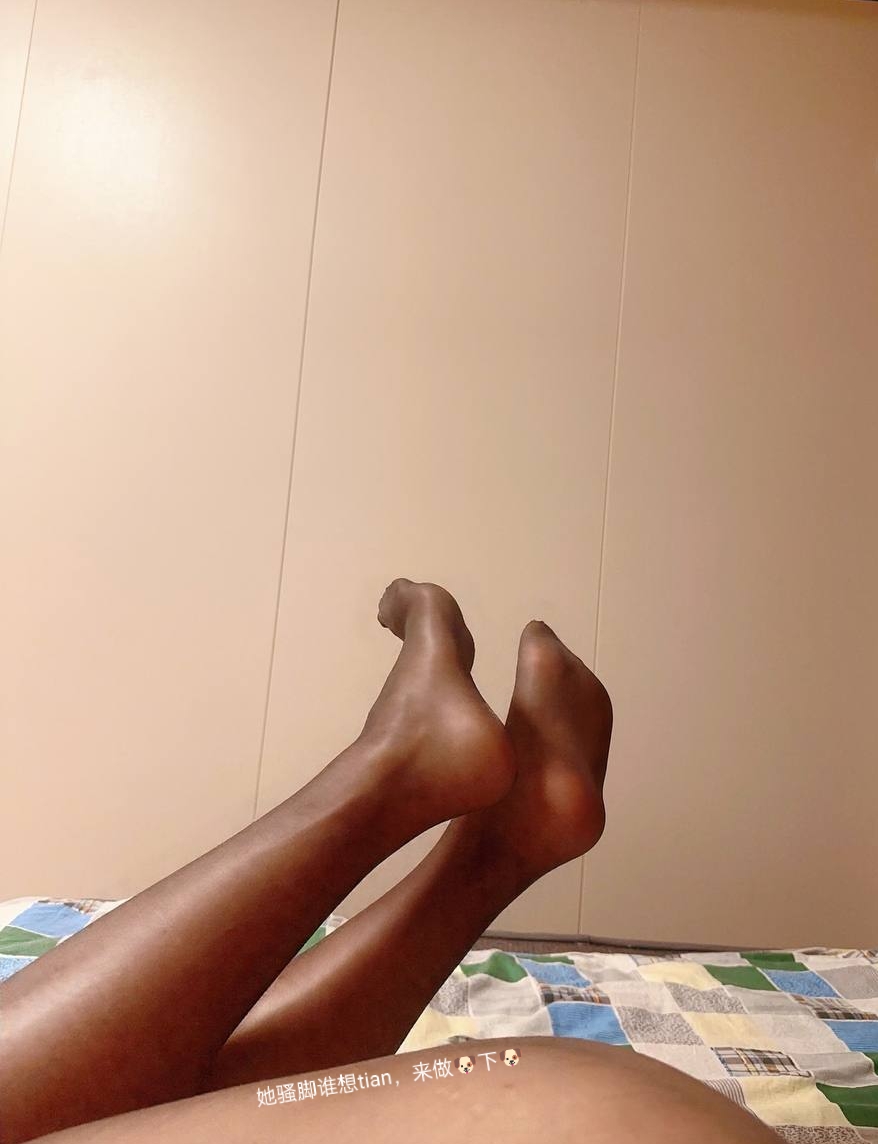 这个也是我雌的♀鹅茹茹，本来不想发的但是万一有人喜欢这种骚脚呢？
雌了两三个月，喜欢偷穿自己女朋友丝袜骚鞋，打着给女友买增加情调幌子自己穿
然后自己的空姐女友那么好看满足不了，只能找我开发成绿妻🤣现在就是自己雌，女友在外面绿他。闻着女友原味雌堕一边绿可真上头😇
RP/幻想向 #CosplayCD https://t.co/NmOzE4zw4k