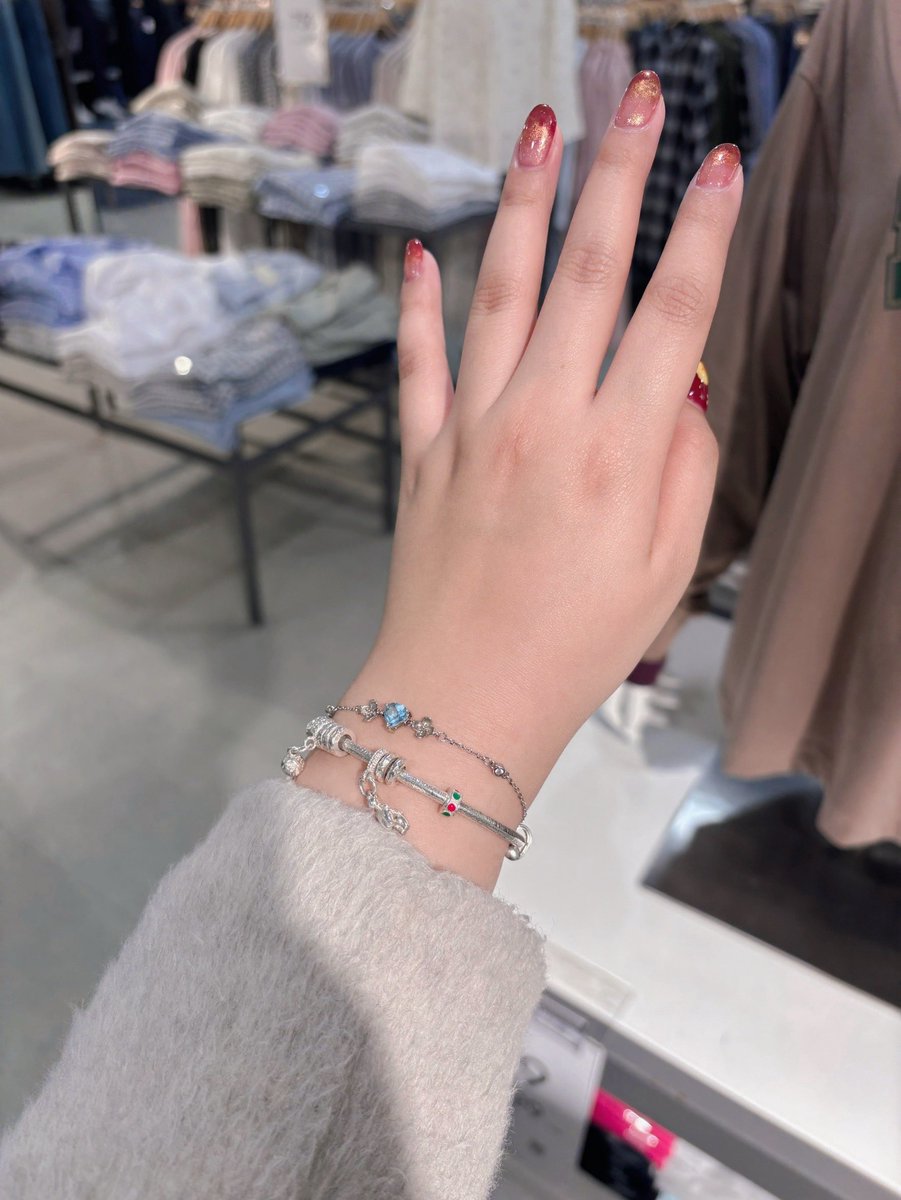 我可愛的手收是不是少了一枚金戒指！
在桃火逛街經過一堆銀樓害我好想進去買戒指
歡迎抖內讓我買金戒指😻 https://t.co/C11Nn9t87x