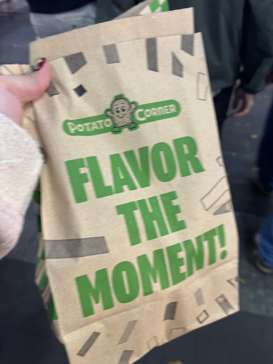 聽說這個前陣子很紅
還沒吃過
結果今天被同事指定買這間幫她跑腿==
直接被當跑腿小妹
雖然排隊的人很多但店家動作挺快的 https://t.co/xCOlRNv1z4