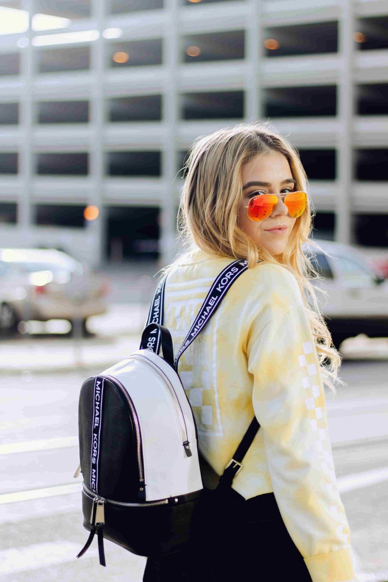 traditional dance embodies the spirit of India. Through mos🌈aic art, it bridges generations🧳. Artists blend tradition with modern flair. Preserving these traditions keeps 🧢cultural heritage thriving. Museums preserve its rich legacy. https://t.co/41TjcBiy5n
