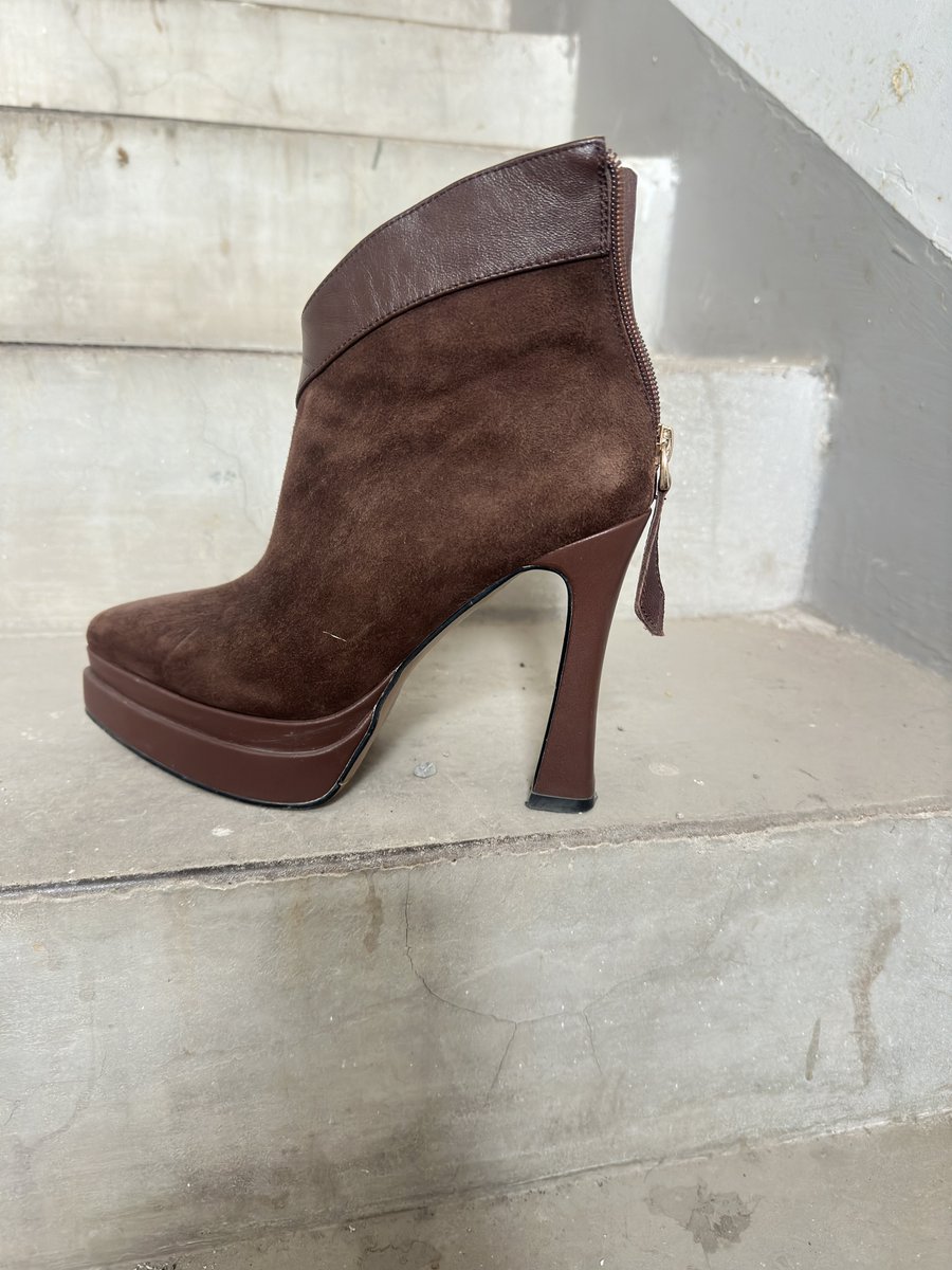 刺激过瘾恨天高短靴棕色绒面玩起来超级过瘾 https://t.co/BT55FAevEu