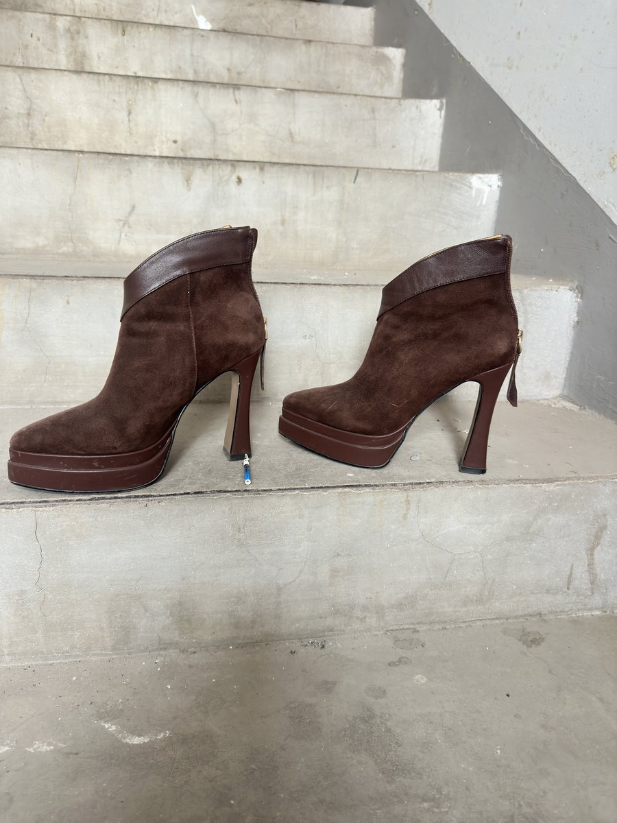 刺激过瘾恨天高短靴棕色绒面玩起来超级过瘾 https://t.co/BT55FAevEu