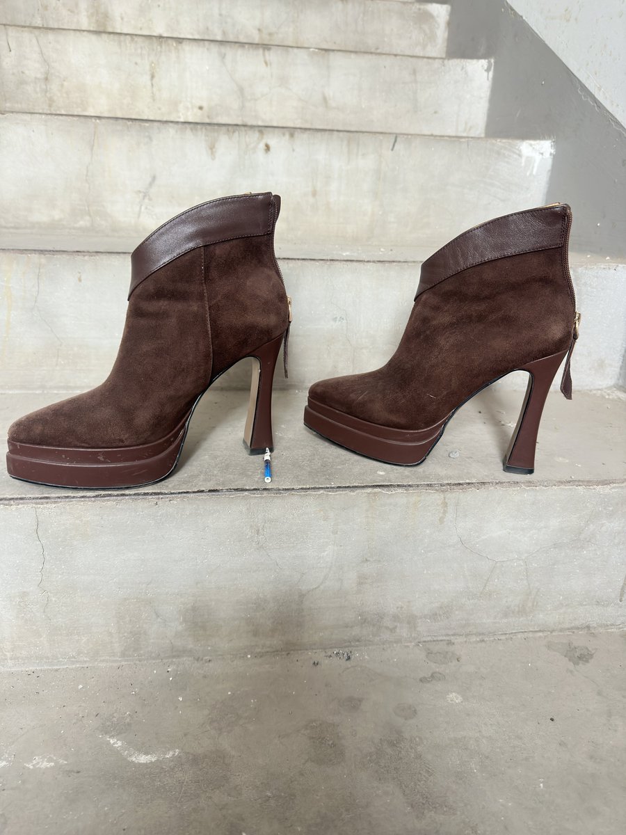 刺激过瘾恨天高短靴棕色绒面玩起来超级过瘾 https://t.co/BT55FAevEu