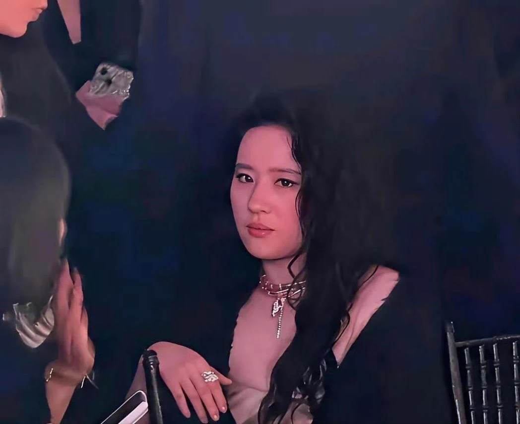 刘亦菲被谁灌成这样？发生了什么？ https://t.co/8zRPOx53Ht