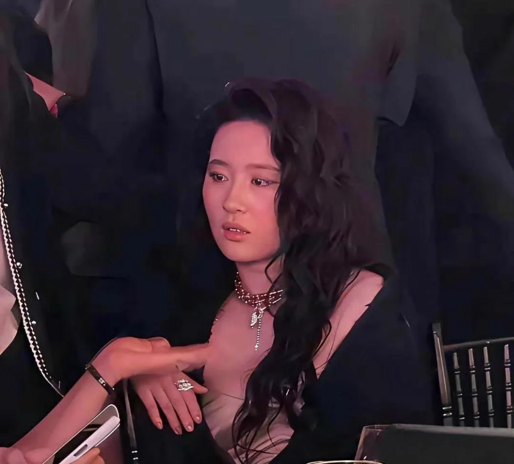 刘亦菲被谁灌成这样？发生了什么？ https://t.co/8zRPOx53Ht