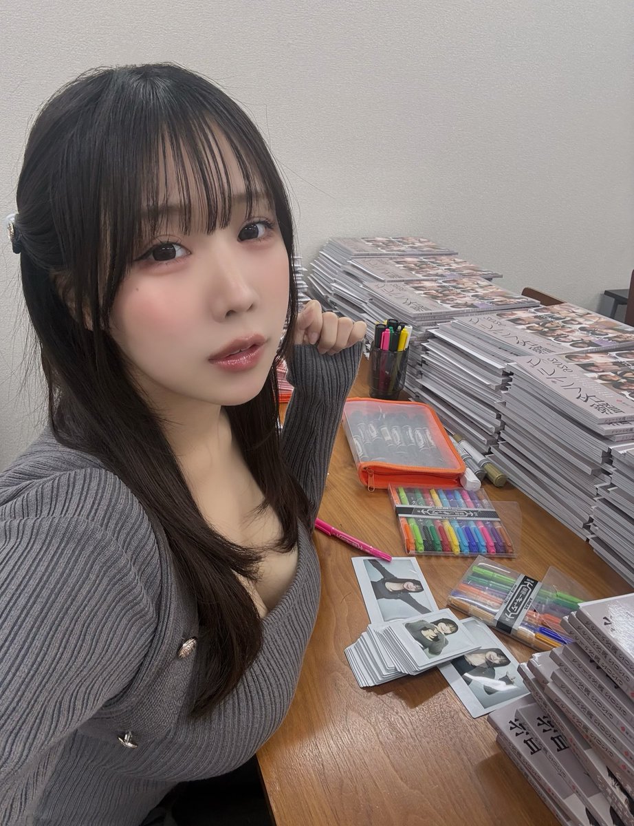 『グラドル名鑑2026』サイン入れしてきました♡
今回みんなのおかげで予約販売数1位✨️
嬉しすぎたよー！🥹
これからも桃木のグラビア愛して貰えるように自分磨き頑張るので、沢山愛してください🫶
発売日をお楽しみに♡ https://t.co/6YRys8IEcu