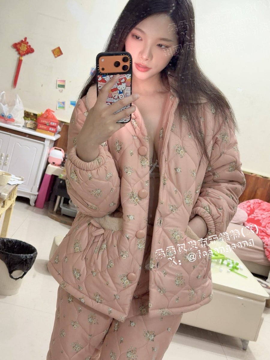 在老家
每天都是睡衣睡衣睡衣
看我新睡衣 https://t.co/8M6f0Wtkll