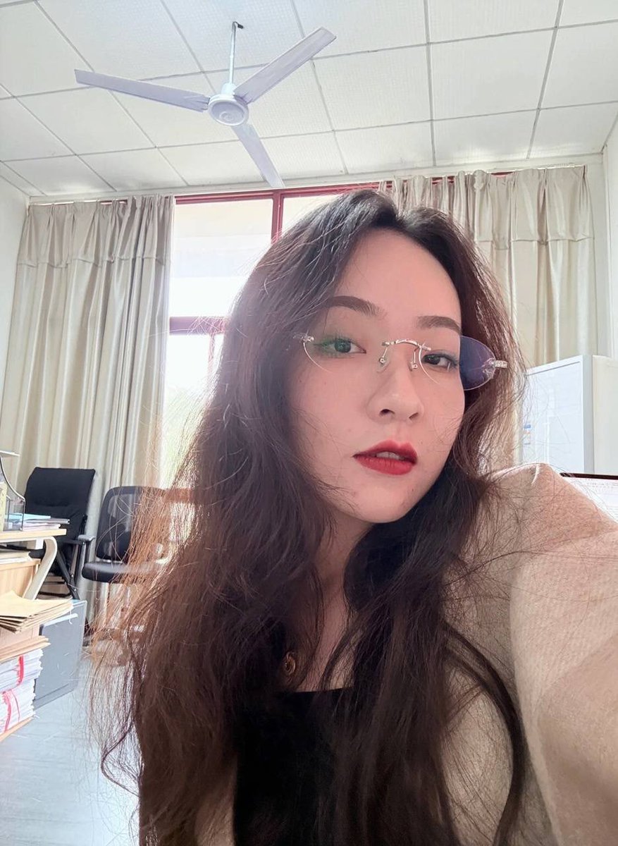 节后开始去学校备课，偷偷给大家做一些选择题吧。

一，叫老师还是叫妈妈…
二，正面接吻还是后面进入…
三，白天还是晚上…

都选好了的话私信告诉我，有奖励哦… https://t.co/ND2aaFZwNa